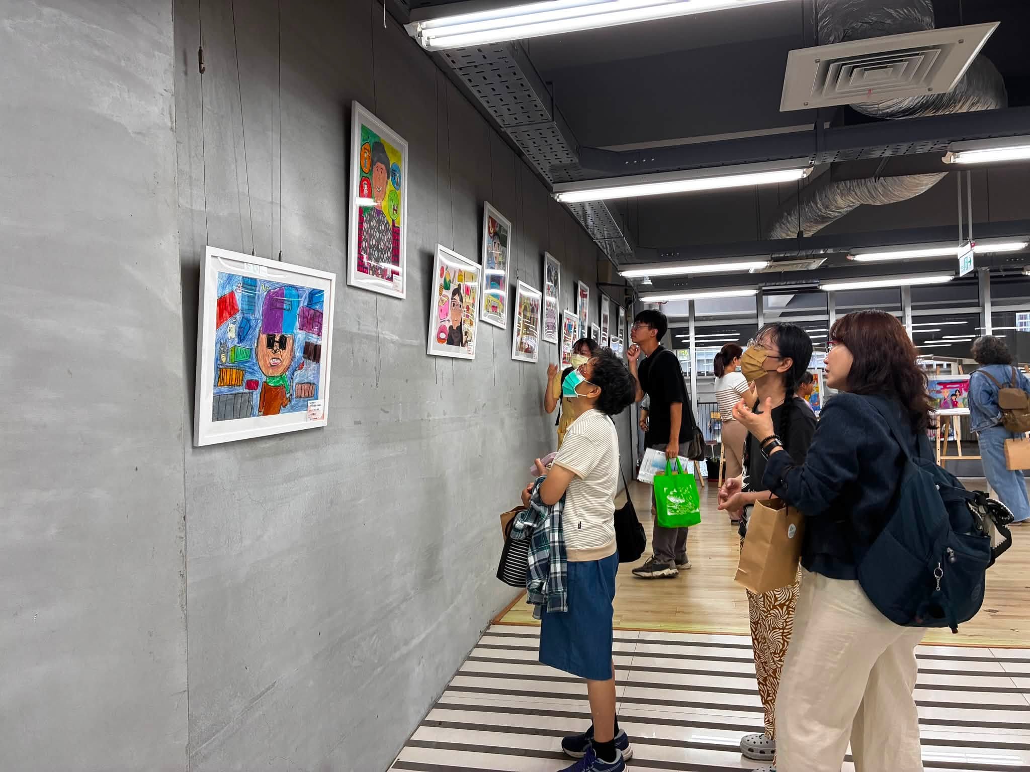 展覽吸引民眾駐足欣賞,一幅幅充滿童趣與真摯情感的畫作,串起家庭故事、祖孫情誼與地方文化記憶,讓藝術成為世代交流的橋梁。