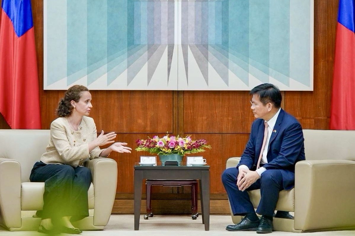 外交部長林佳龍(右)向烏克蘭國會「基礎建設及交通委員會」首席副主席希兒科(Yulia Sirko,左)重申,台灣堅定支持烏克蘭,並將持續協助烏國重建家園。
