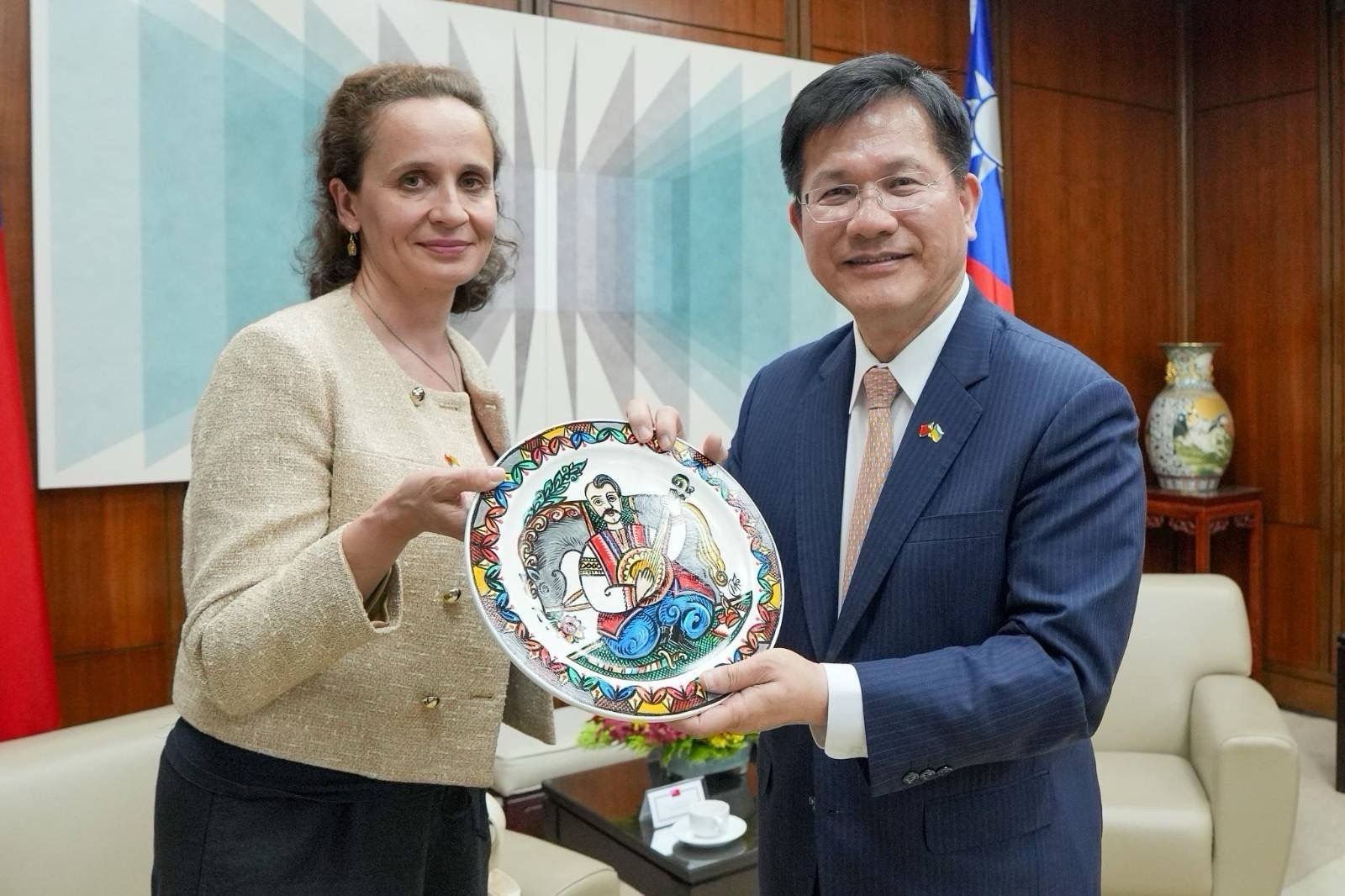 烏克蘭國會「基礎建設及交通委員會」首席副主席希兒科(Yulia Sirko,左)致贈烏克蘭傳統手繪裝飾陶盤予外交部長林佳龍(右)。