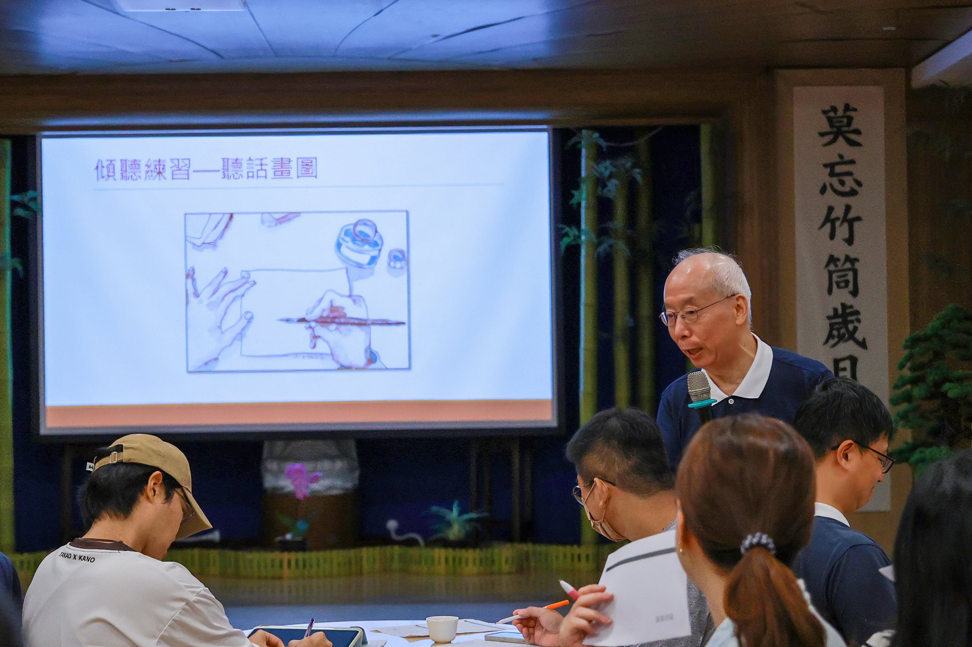「有效溝通」演練,學員們手拿學習單與筆,兩兩一組湊在一起進行「聽話畫圖」與「SBI非暴力溝通」模擬演練。