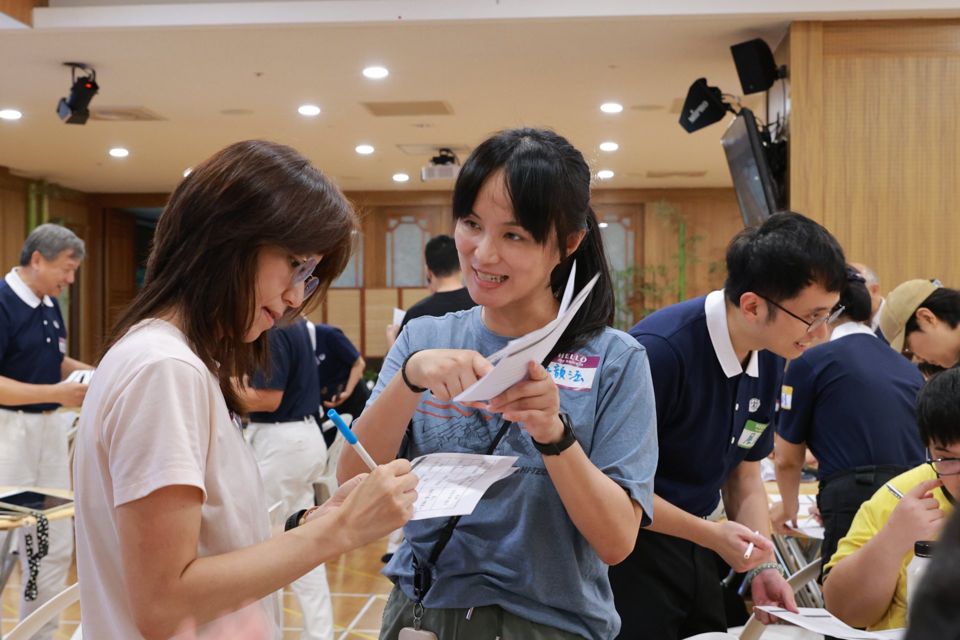 學員們一邊比劃、一邊認真對照訊息,親眼見證訊息傳遞過程中的誤差與盲點。