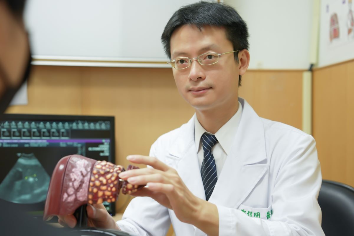 台北慈濟醫院胃腸肝膽科鄭煜明醫師看診示意照。