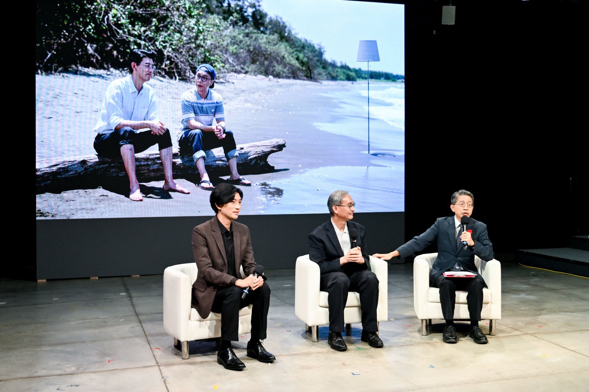 大愛劇《他的靈魂與他的書店》曾少宗出席「29放光‧慈濟60：慈濟人文特展」髓緣講座。李啟誠醫師(中)、主持人黃添明(右)