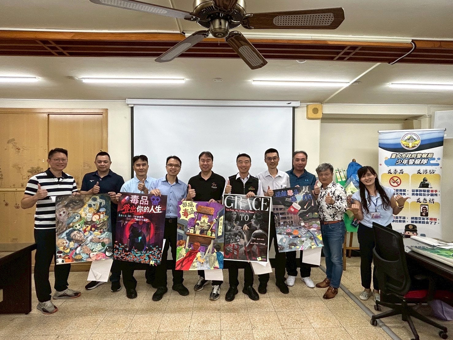 青春專案-反毒創意設計海報宣導合照