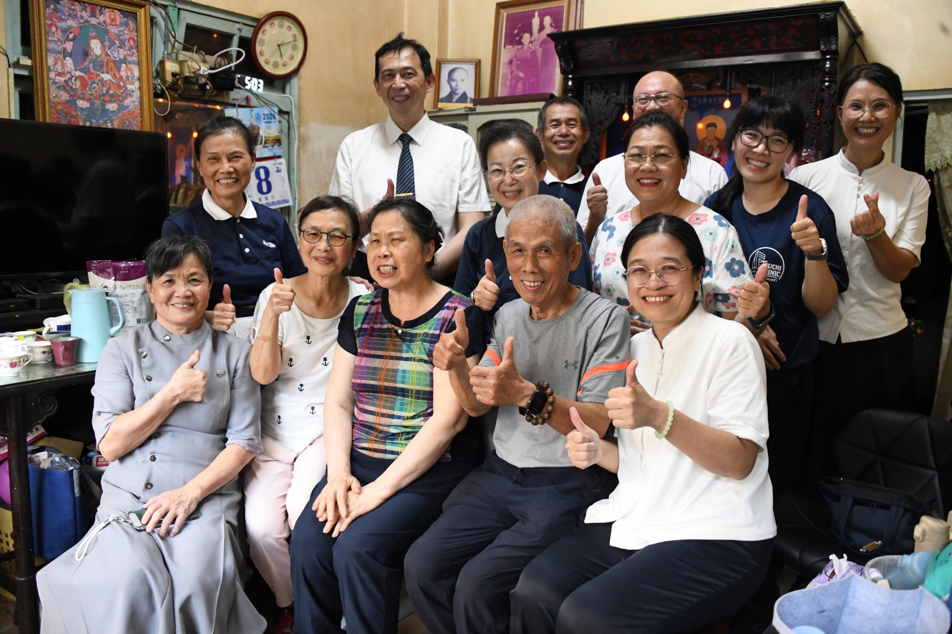 醫療團隊、慈濟志工訪視關懷全體合照。
