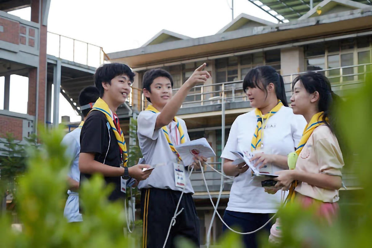 學員於戶外活動中尋找方向完成小組任務