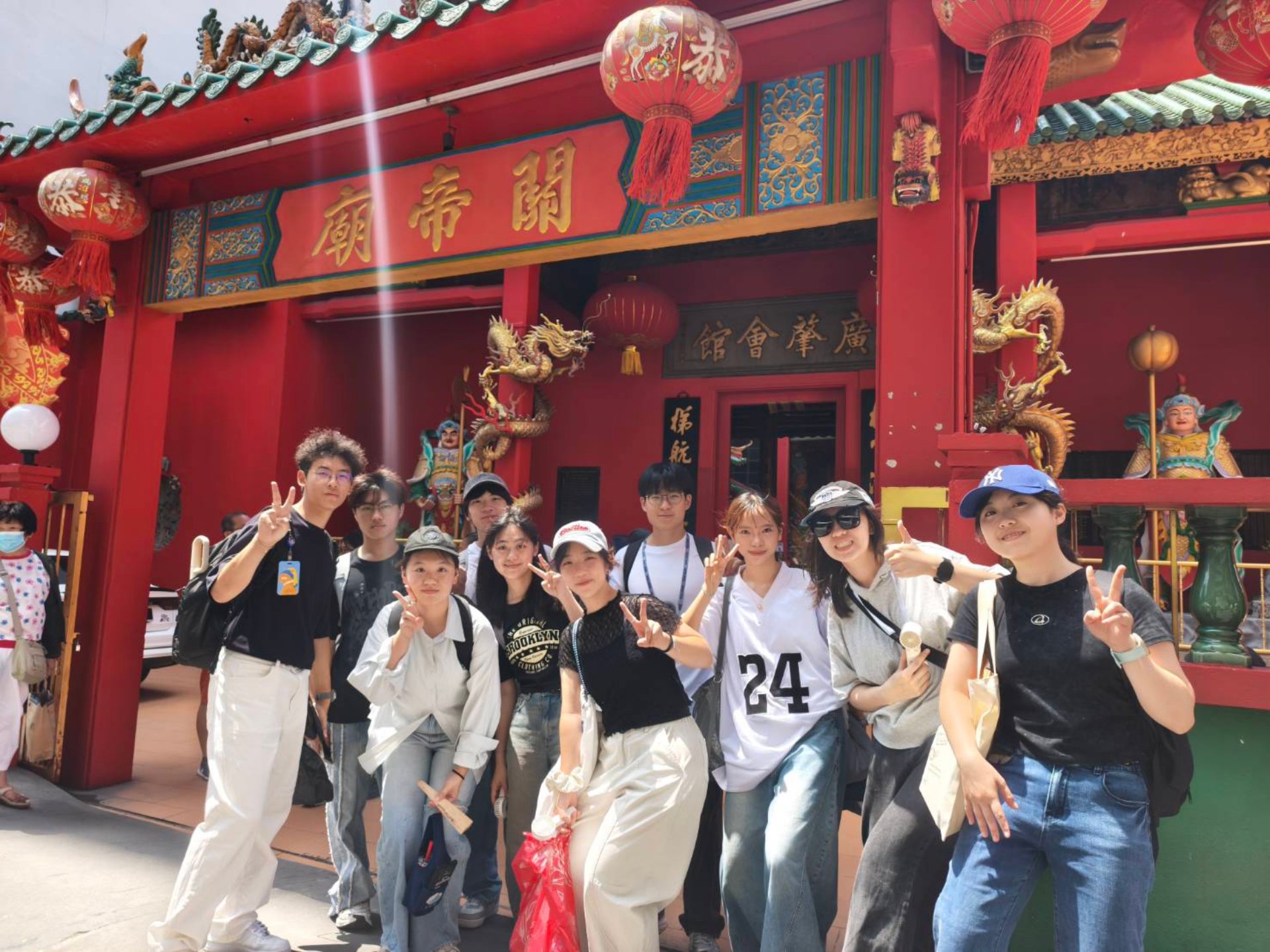 華人在南洋的母語教育源自於當地的籍貫會館，吉隆坡關帝廟隸屬雪隆廣肇會館，當初創立不僅作為信仰中心，也肩負凝聚僑民情感、推動華文教育的重要角色。