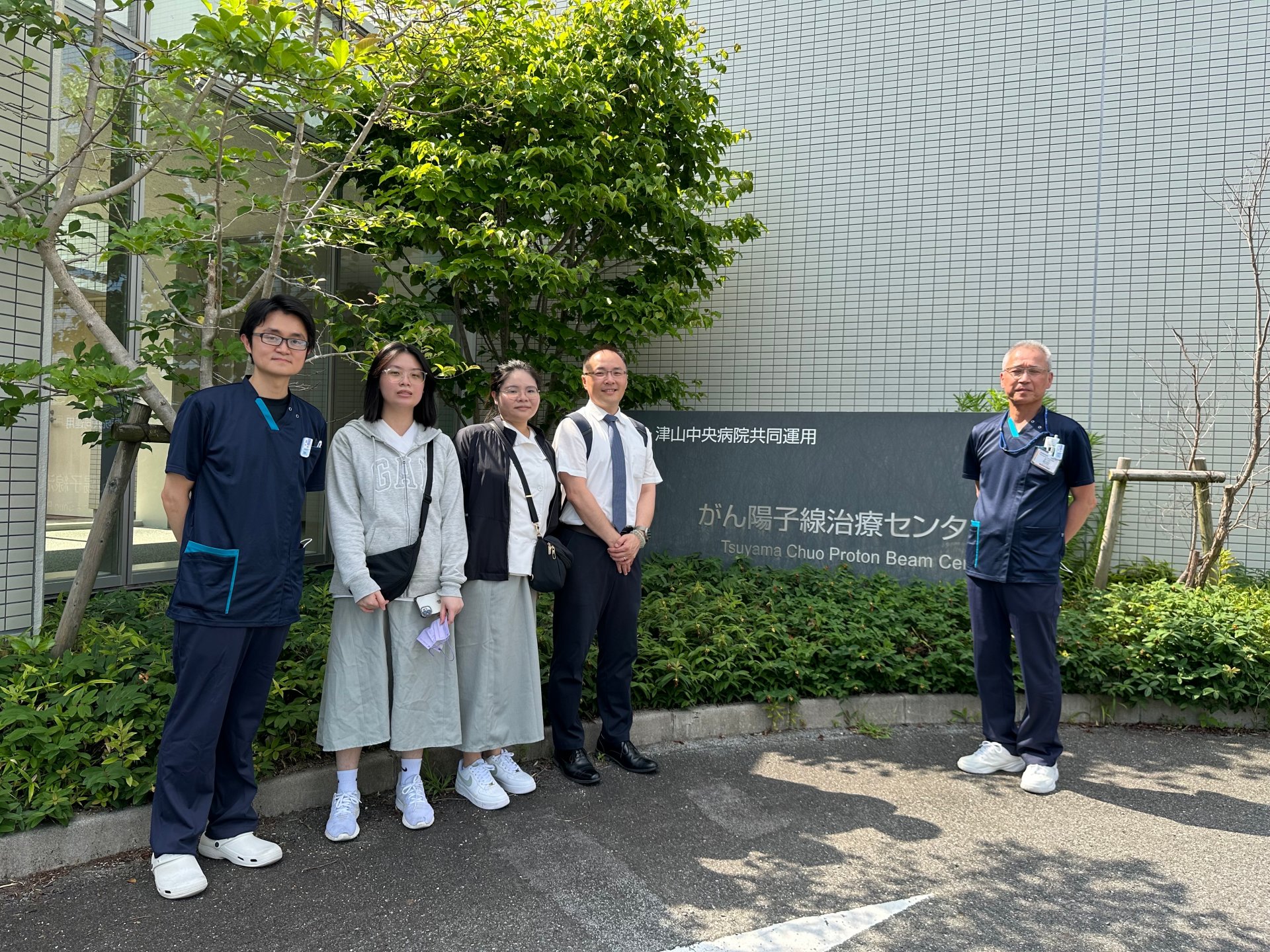 師生與津山中央病院放射部門松田哲典部長及張智凱放射師合影於該院質子治療中心