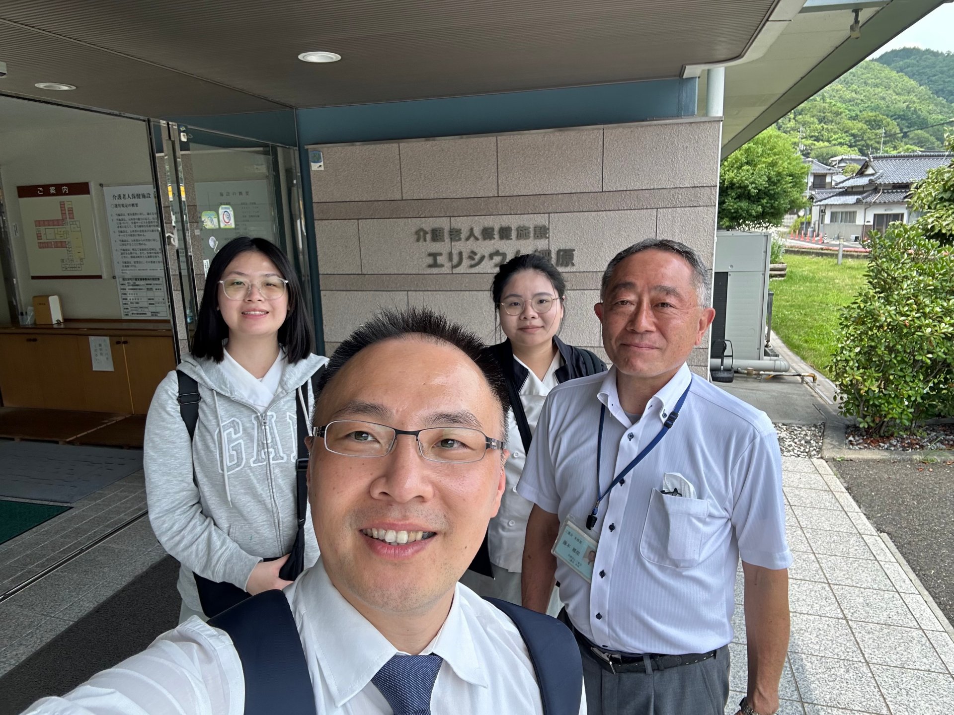 與柵原病院藤本鄉深部長合影於該院長照中心