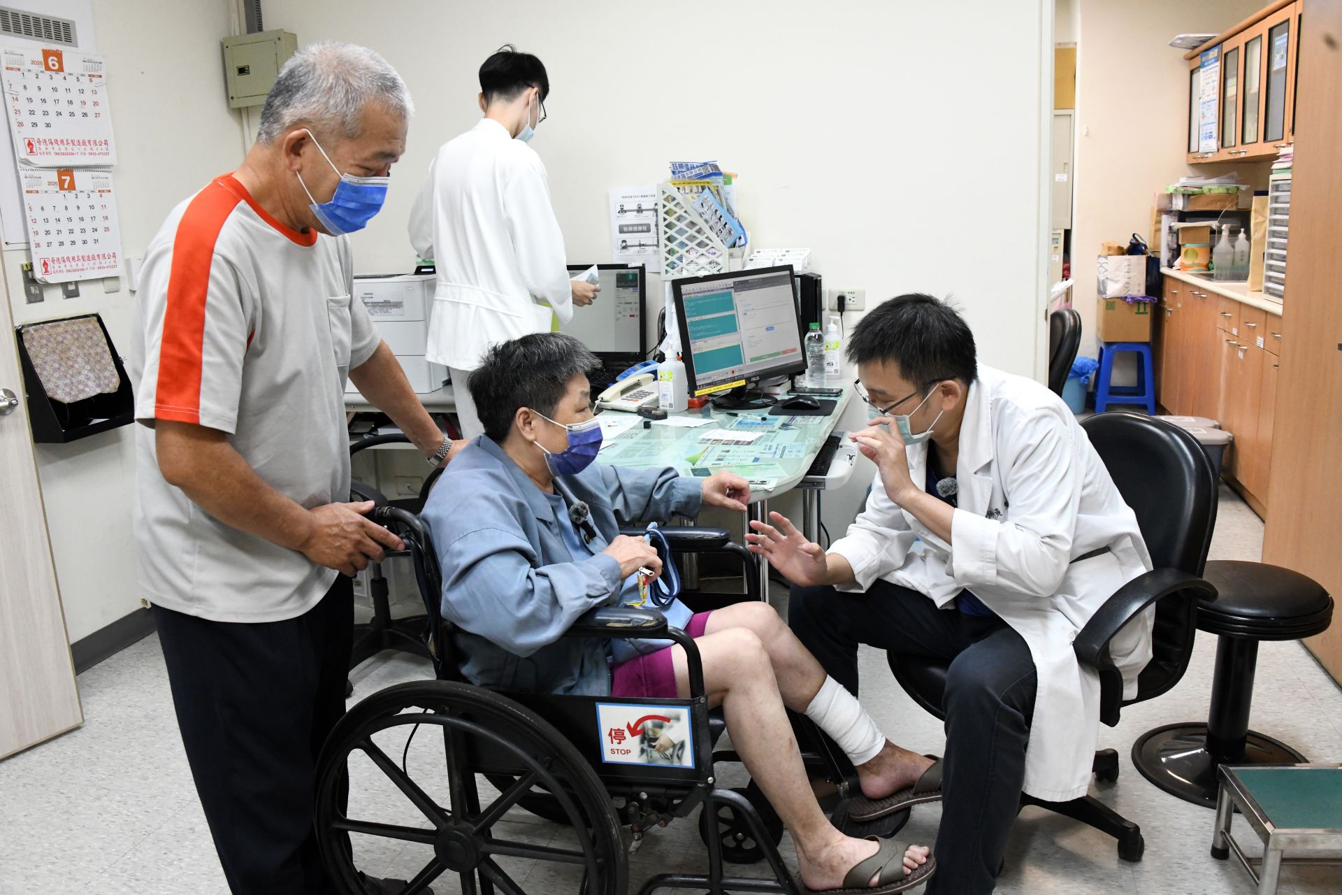 病人回診感謝骨科黃俊錫醫師及醫療團隊細心照護與不放棄的精神。