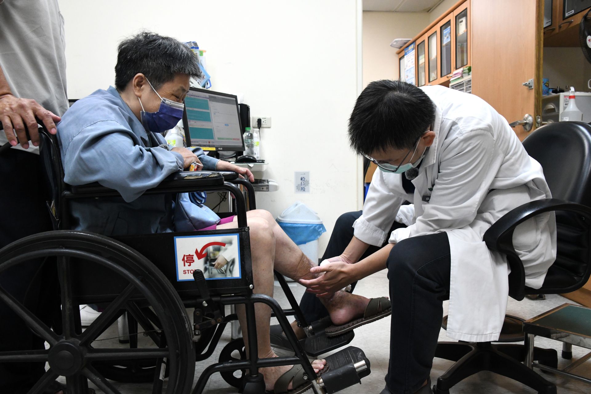 骨科黃俊錫醫師採用關節鏡微創手術,徹底清除感染組織與骨內殘留異物,降低組織損害,回診時詳細檢查預後情形。