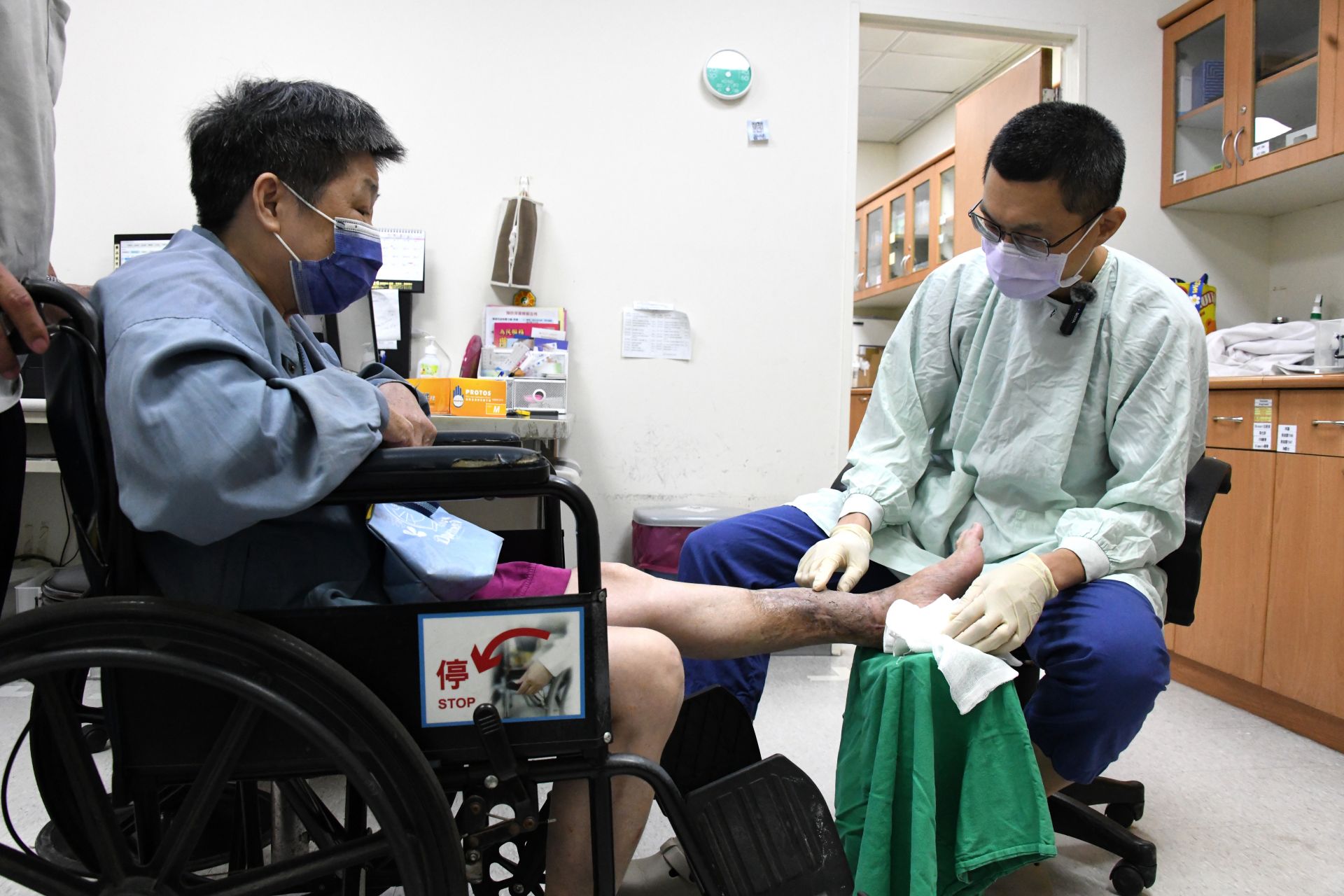 整形外科莊濬綦醫師接手進行皮瓣重建及植皮手術,修復軟組織缺損。