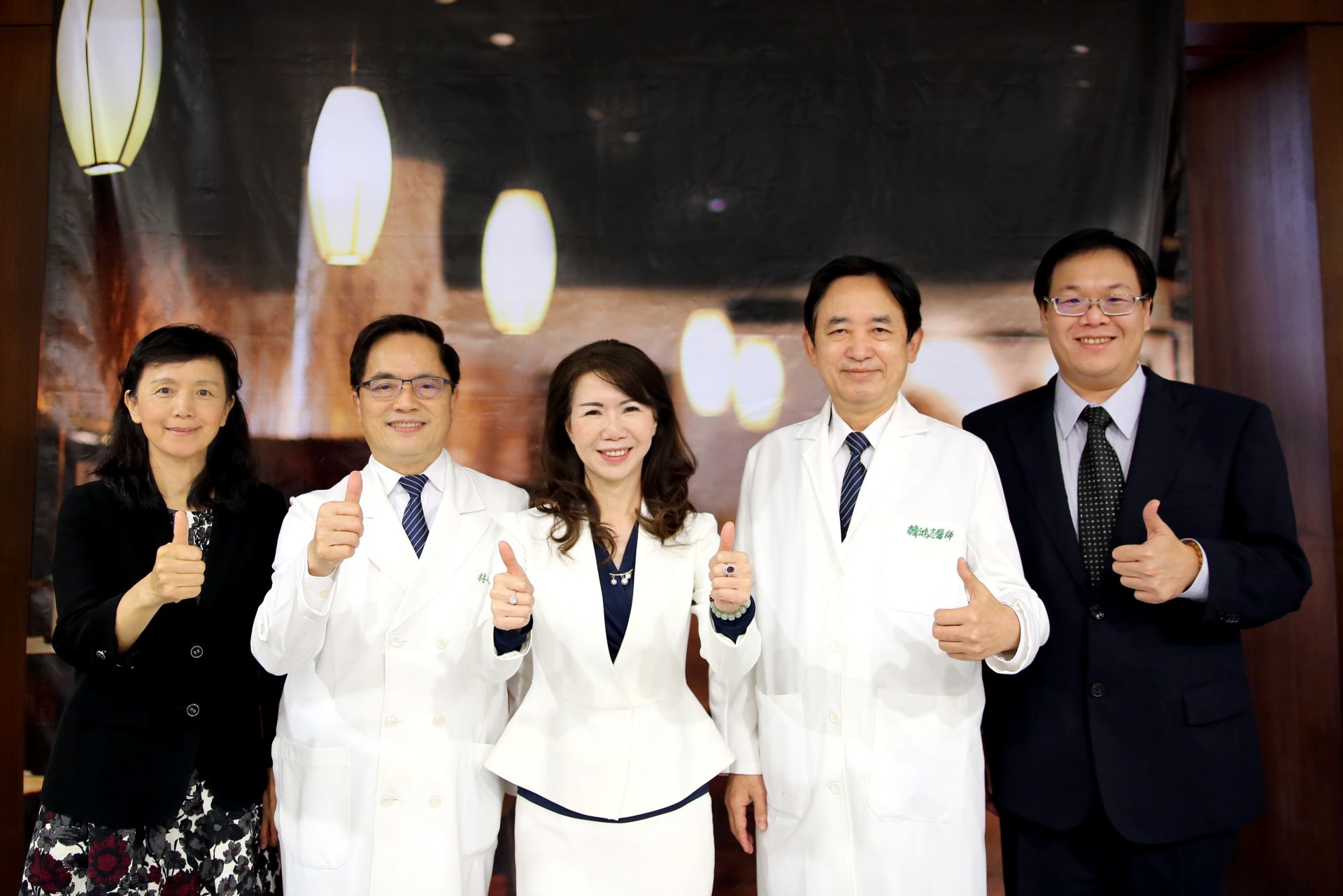 研究團隊東華大學特聘教授邱紫文(左起)、創新研發中心研發長林欣榮院長、長弘生技公司周姵妏董事長、 創新研發中心副研發長韓鴻志教授、長弘生物科技科學長劉人瑋博士