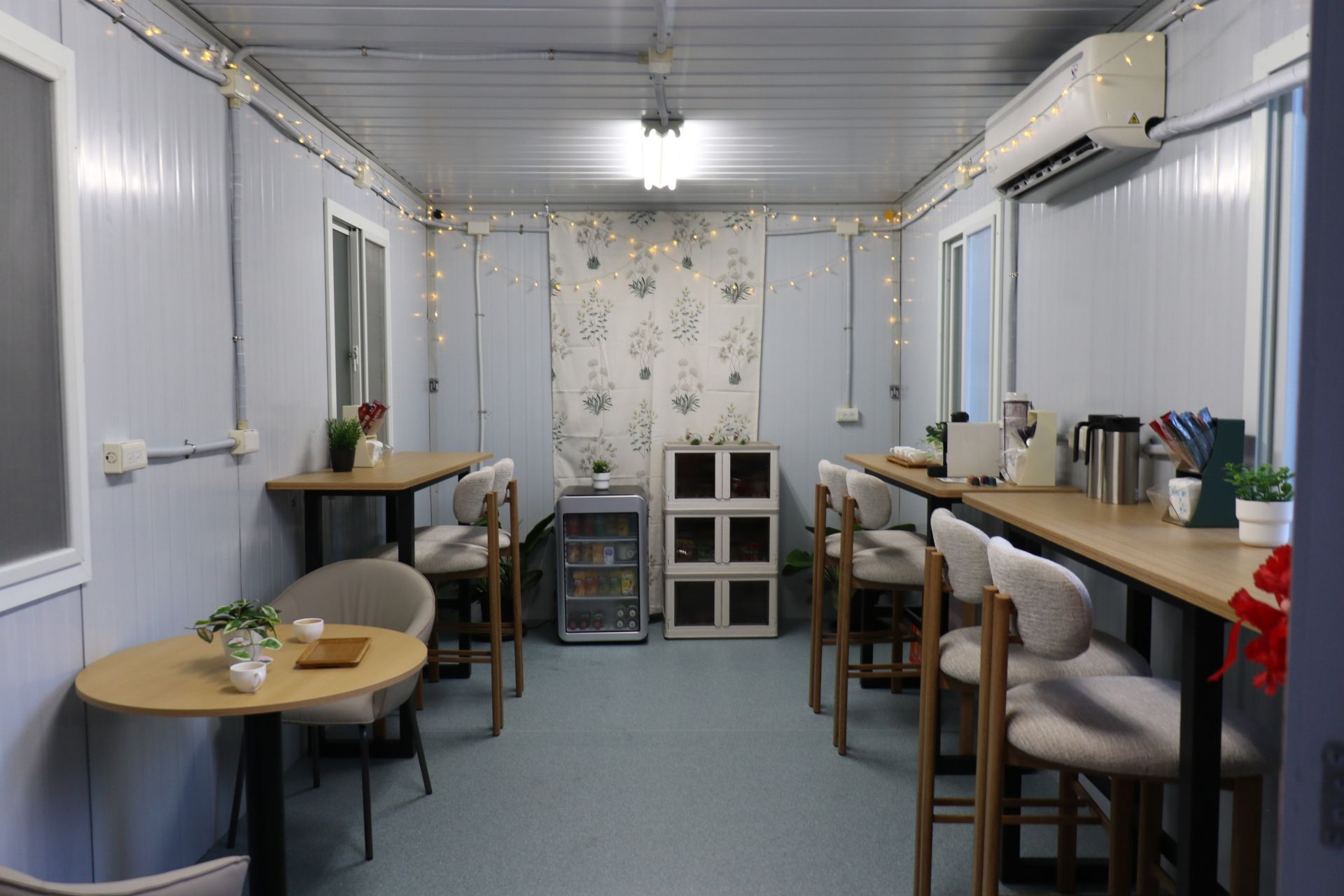 貨櫃屋內小而美的空間設有冷氣,可以休息、用餐等。