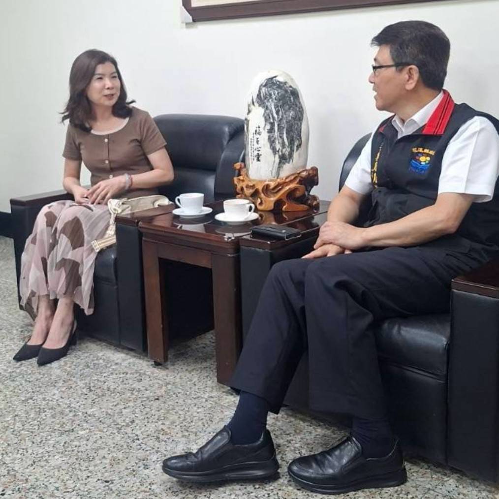移民署花蓮縣服務站主任王秋瓊（左）拜會花蓮縣警察局局長范織坤(右)，與局長就移民事務、國境安全及跨機關合作交換意見，攜手建構安全、友善、多元共融的生活環境。