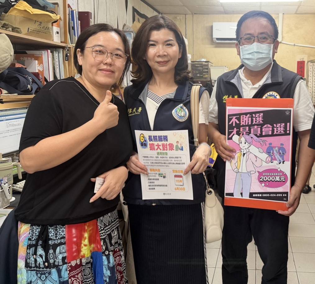 移民署花蓮縣服務站主任王秋瓊（中）拜會新住民壽豐鄉服務據點牛犁社區交流協會的新住民學新中心主任楊雪霞（左），交流新住民照顧工作，期盼攜手將政府資源傳遞給更多有需要的新住民及外國專業人才家庭。