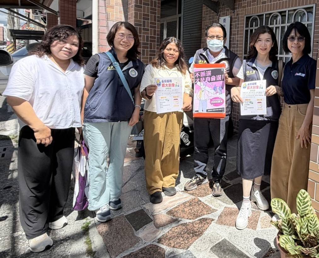 花蓮縣服務站團隊拜會新住民秀林鄉及新城鄉服務據點社團法人台灣家庭照顧多元支持服務協會，分享最新移民照顧政策，攜手第一線夥伴打造更完善的新住民支持網絡。(右2為花蓮縣服務站主任王秋瓊、右1為協會主任林慧絢)