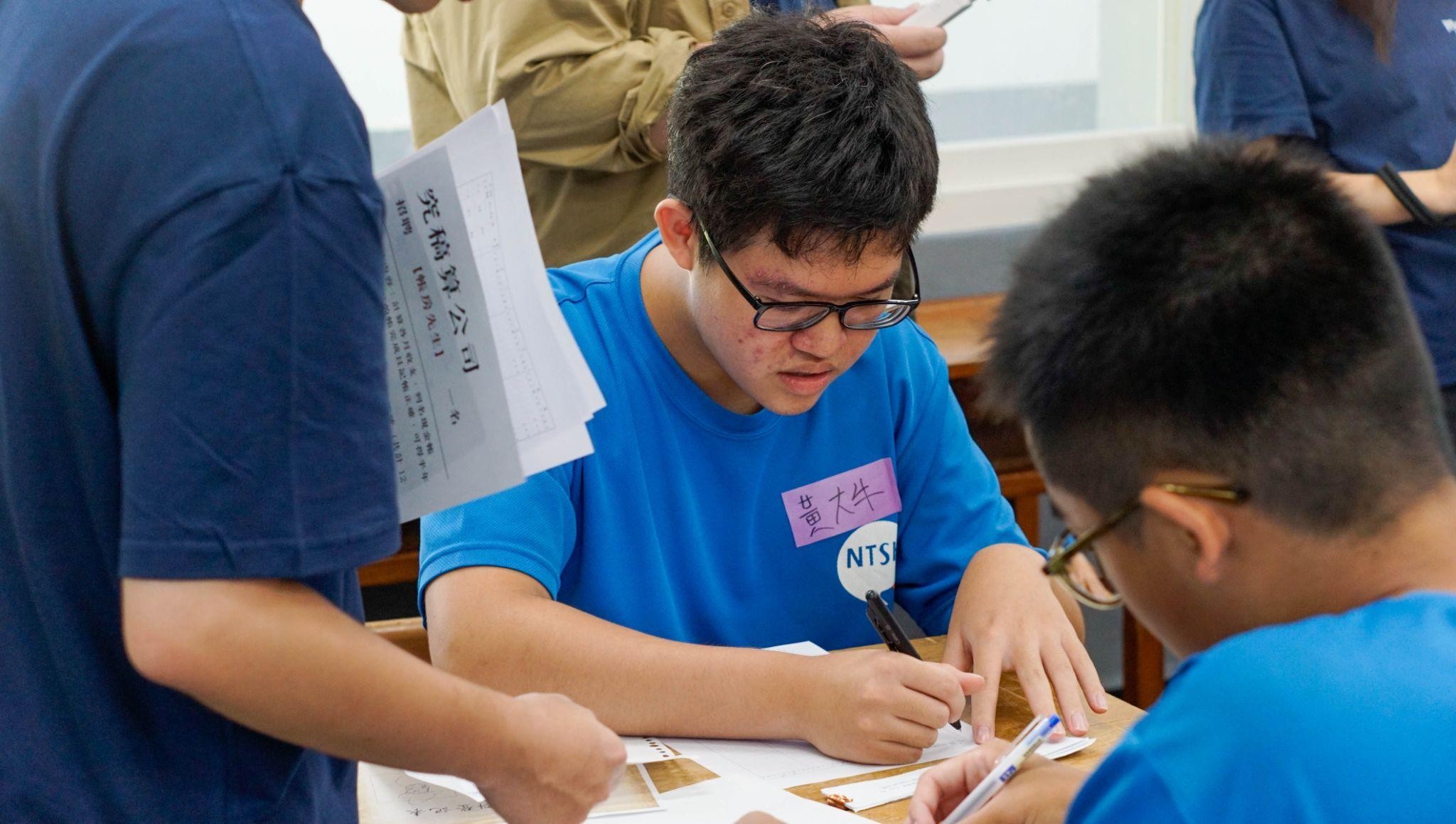 學員在過程中，進行會計工作體驗（閱讀馬來文數字並記帳）