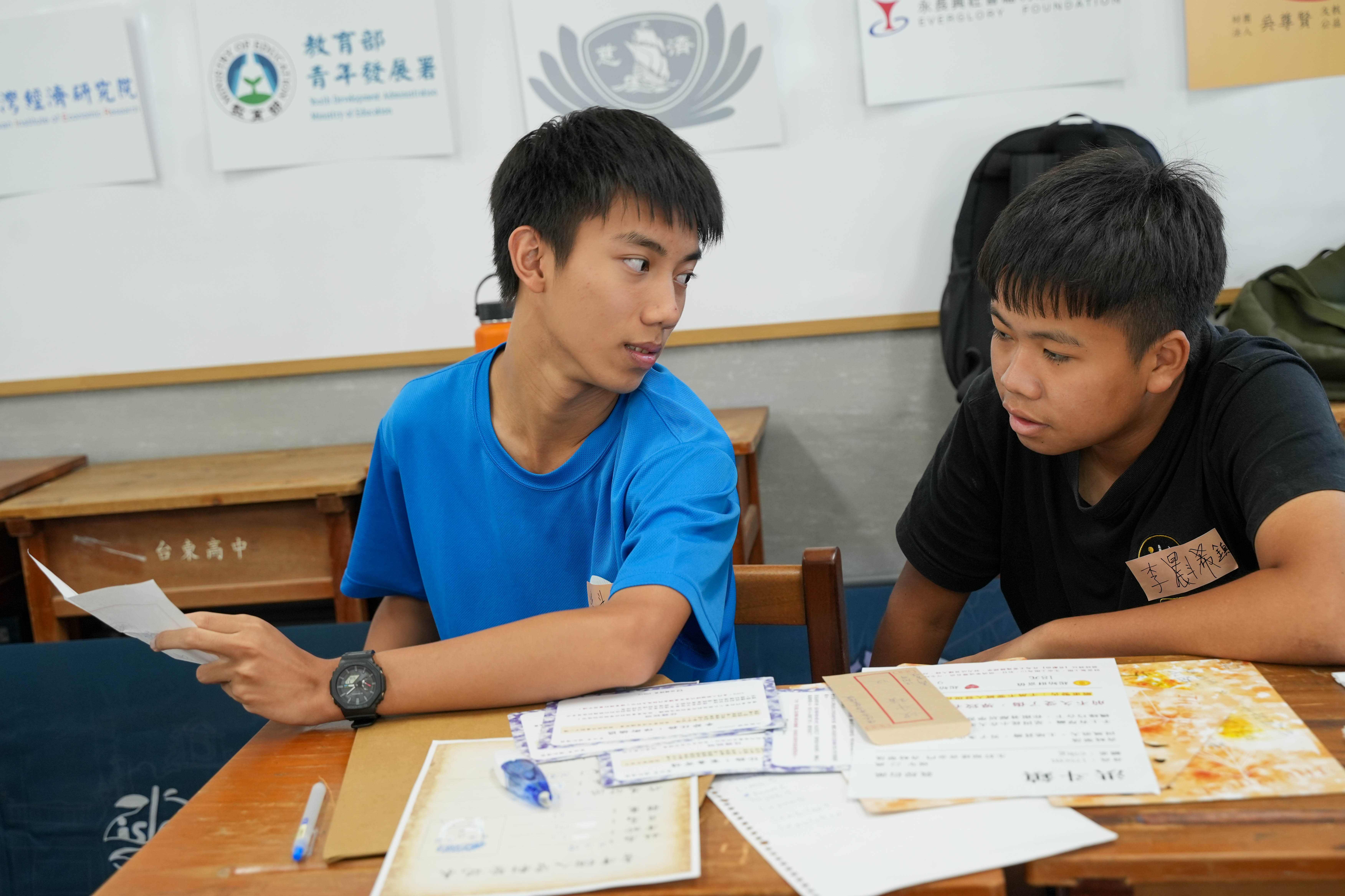 學員於過程中，需經歷不同的抉擇，不斷的思考與討論選擇。