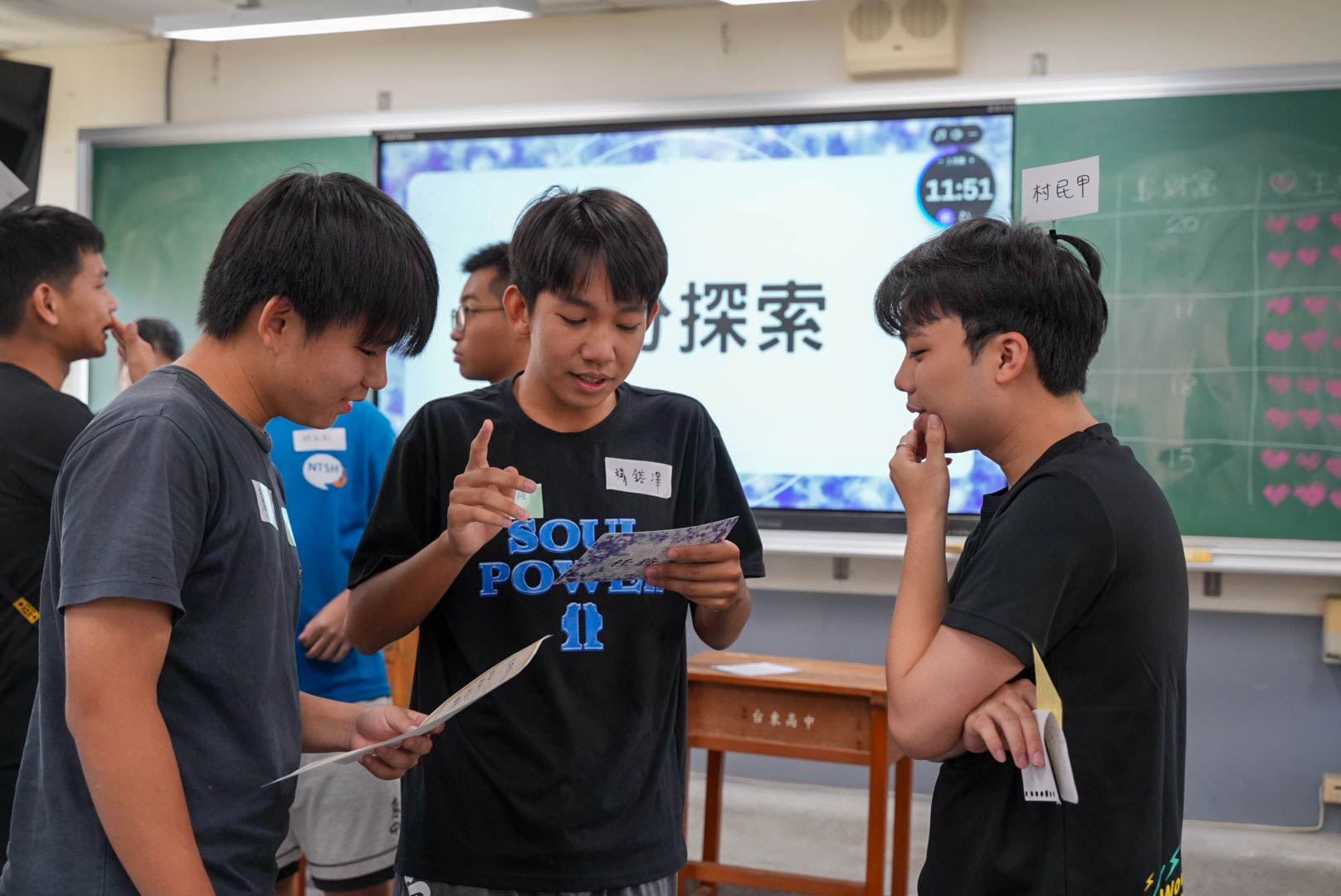 學員於故事劇情中，需要與 NPC 角色互動並完成章節任務。
