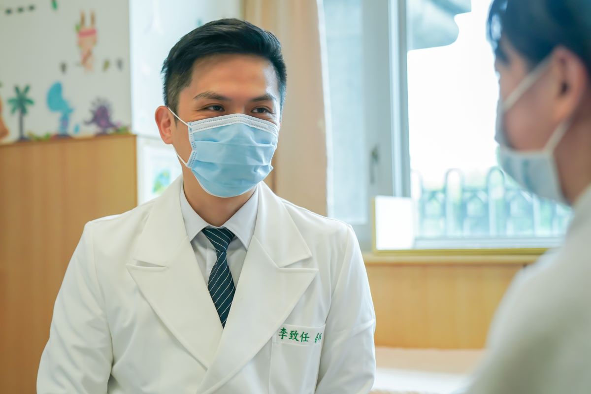 李致任醫師看診示意照。