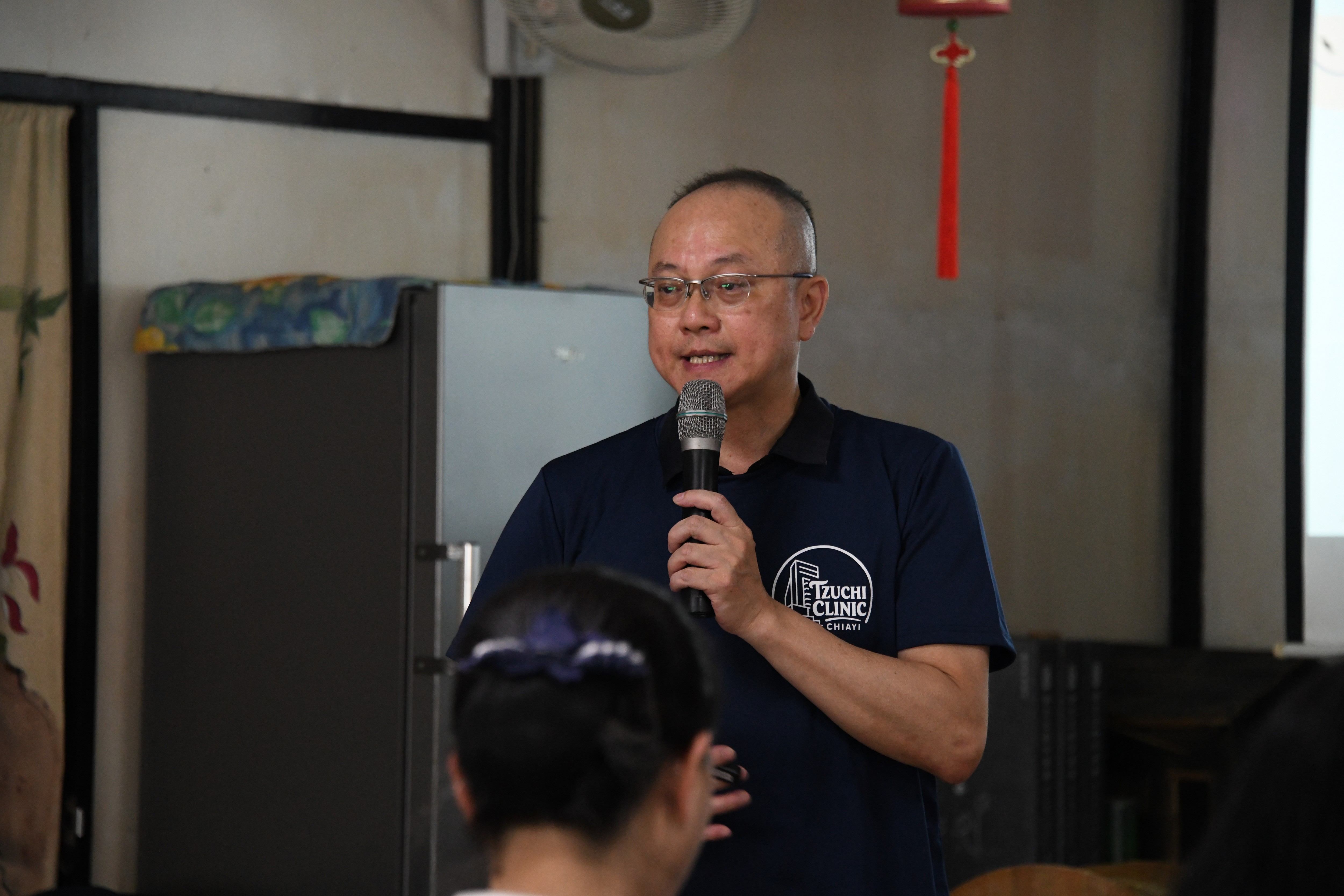 行政主任張堂偉為大家解說身體檢測的重要性。