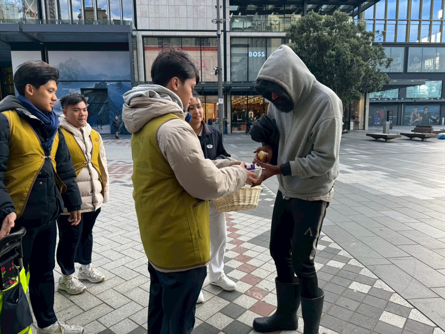 學生參與紐西蘭悶會的熱食發放