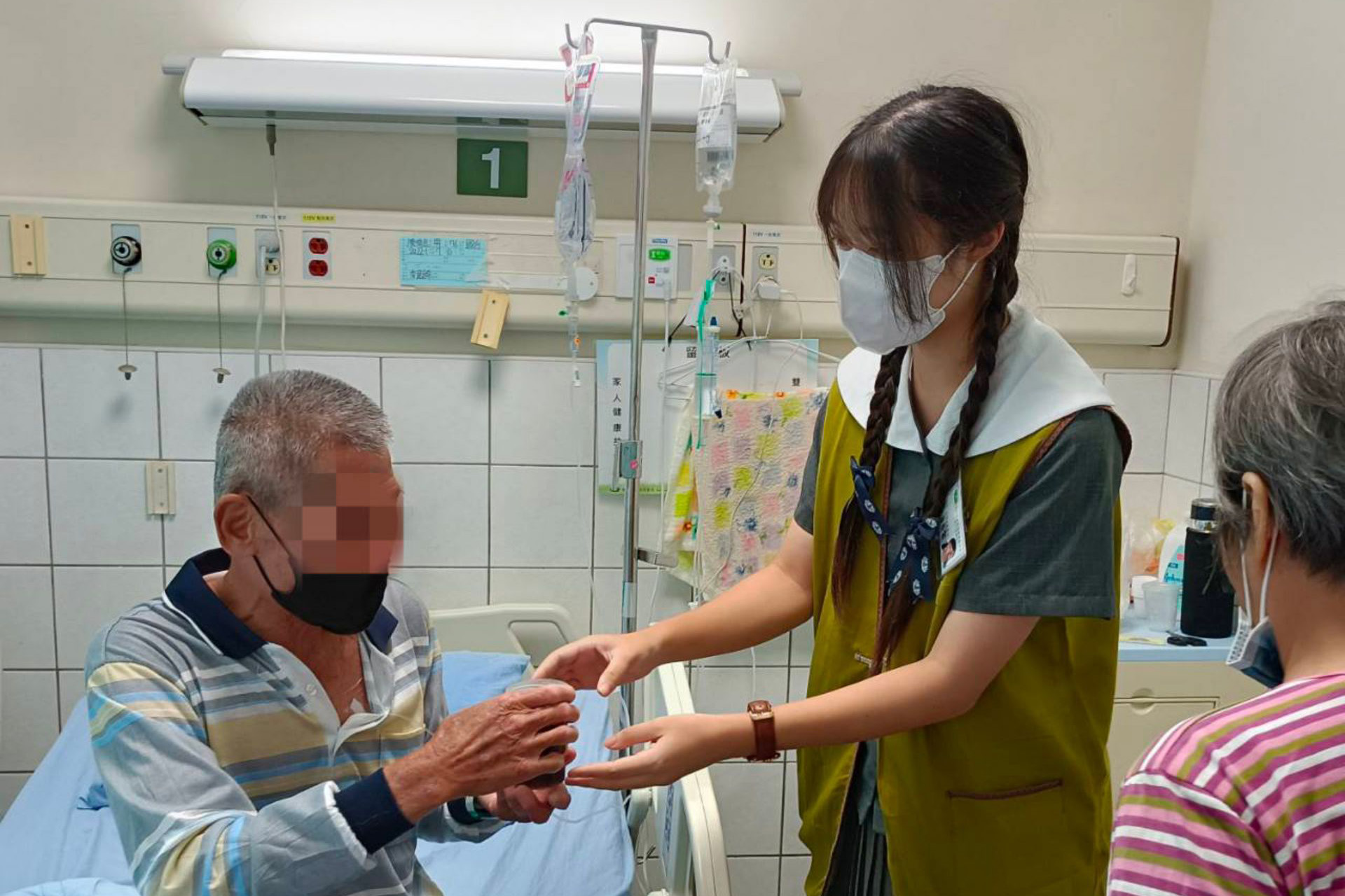 同學勇敢踏出一步,鼓動鼓起勇氣跟病患互動聊天。