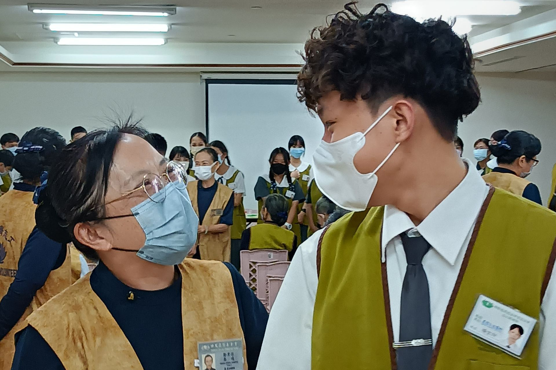 同學們看著師姑、師伯們帶著笑容完成每一次服務,心中除了感動,更多的是敬佩。