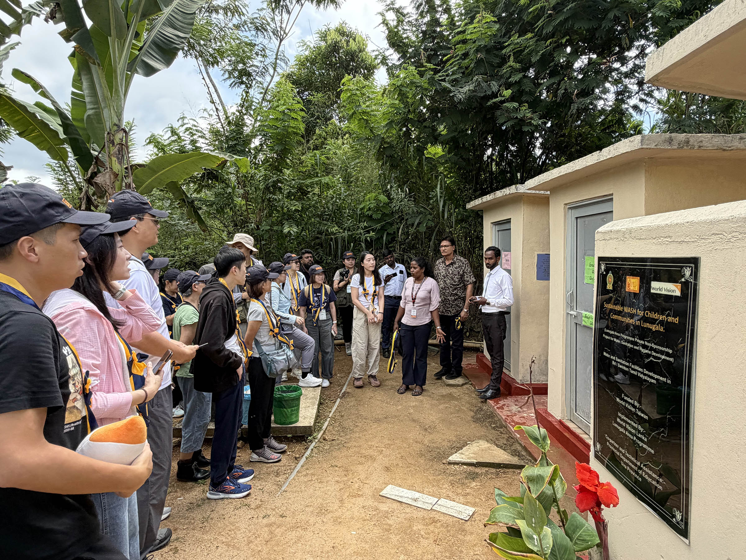 台灣世界展望會資助人參訪盧努格勒計畫區的水資源暨衛生方案,展望會在當地修建校園廁所,並成立水資源委員會和學生社團進行設備維護。