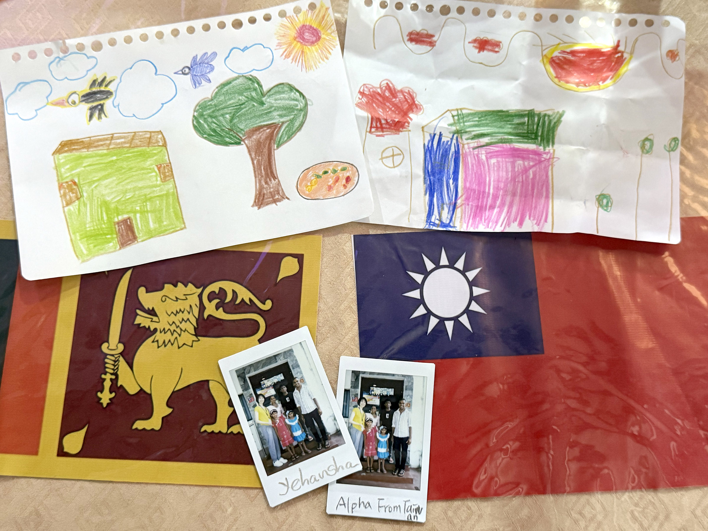 資助人何侑樺帶了彩色畫筆、畫紙和繪本,覺得8歲的伊韓莎(Yehansha)應該會喜歡,她珍惜地將兩人一起完成的畫作帶回台灣,就像完整了彼此的生命。