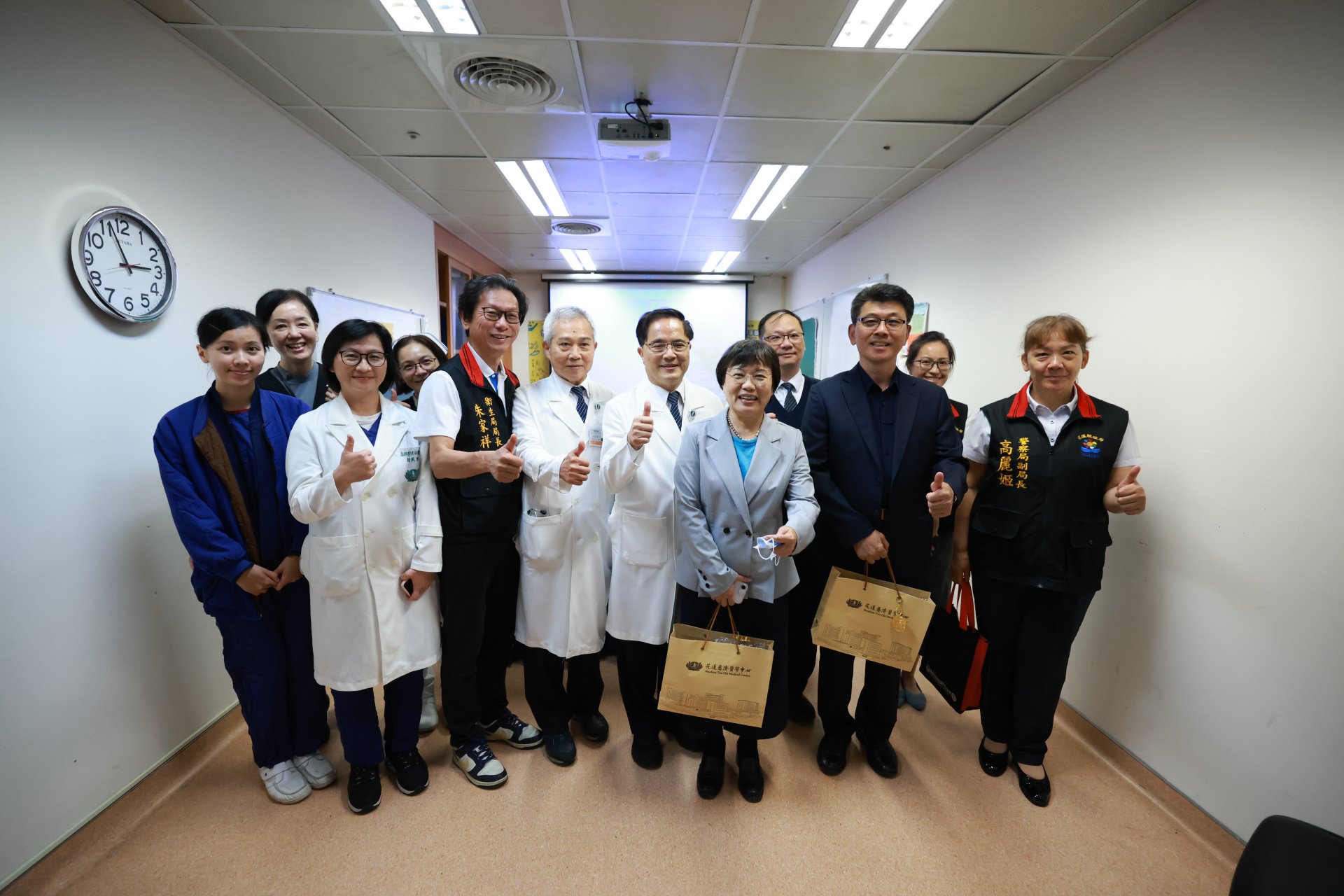 劉世芳部長此行也聽取花蓮慈濟醫院擔任東部緊急救援醫院，對於韌性醫院的整備規劃狀態後才離開。