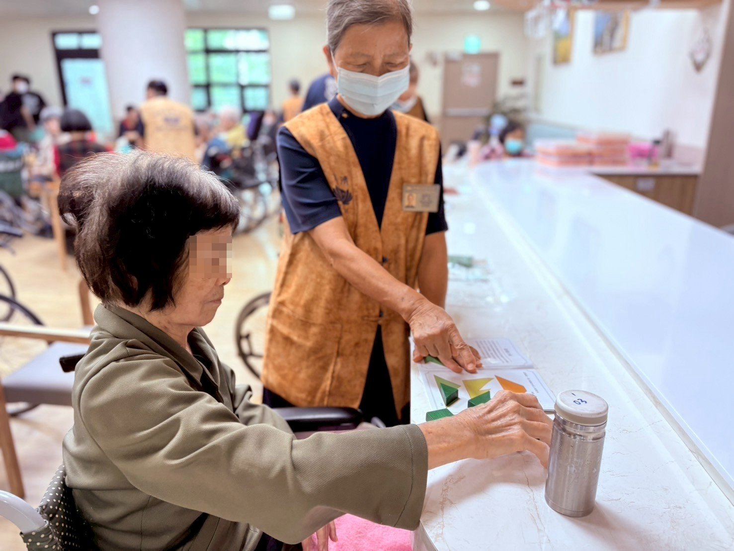 葉阿嬤在仁愛長照機構期間,由志工陪伴進行復能訓練,為返家生活做準備。