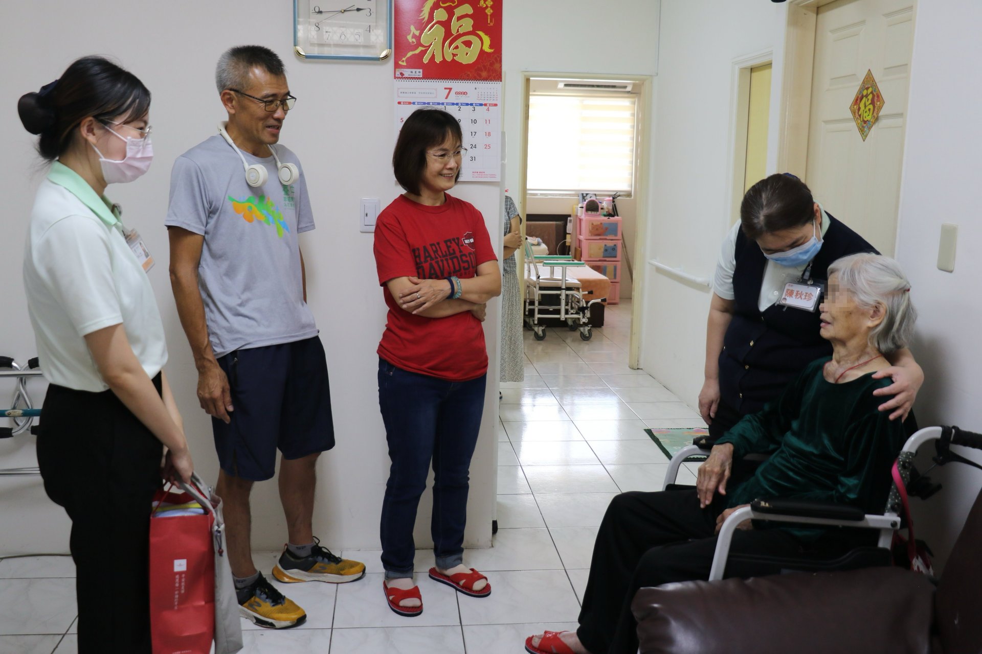 仁愛團隊於葉阿嬤順利返家後再次前往家訪,持續關心並追蹤其生活與照顧狀況。