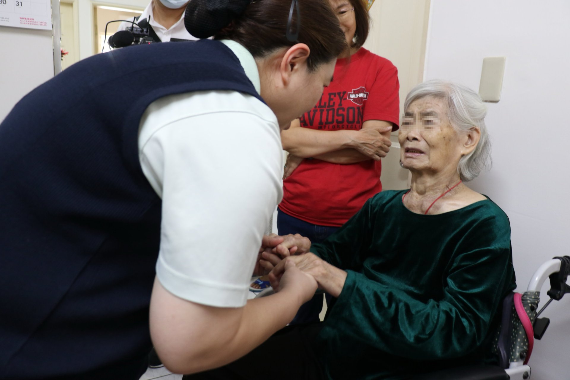 葉阿嬤看見陳秋珍主任來訪,激動得紅了眼眶,哽咽地緊握著雙手。