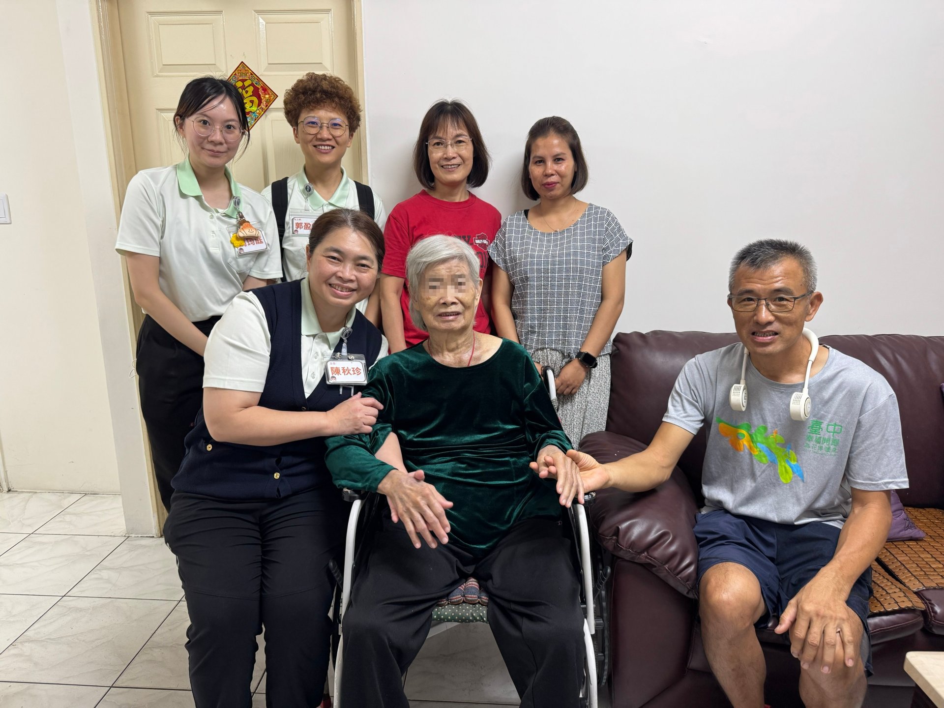 仁愛長照機構同仁與葉阿嬤及家人溫馨合影,展現機構與家庭齊心努力的圓滿成果。