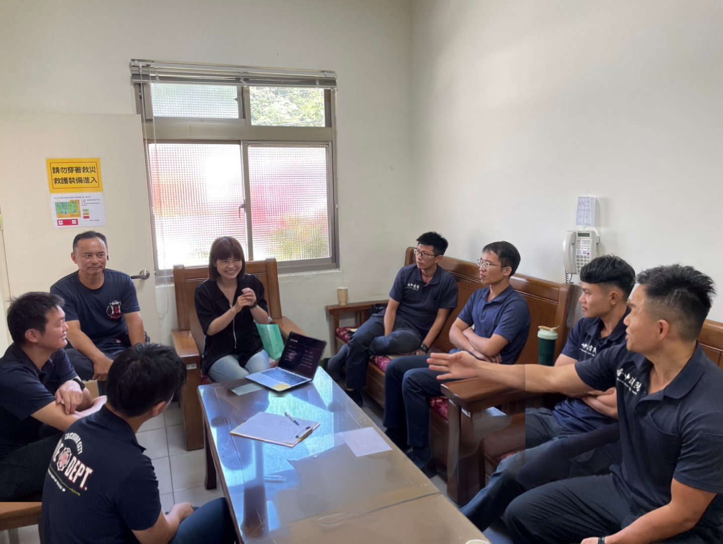 透過專業心理師引導-讓參與高壓勤務的同仁抒發壓力調適心境