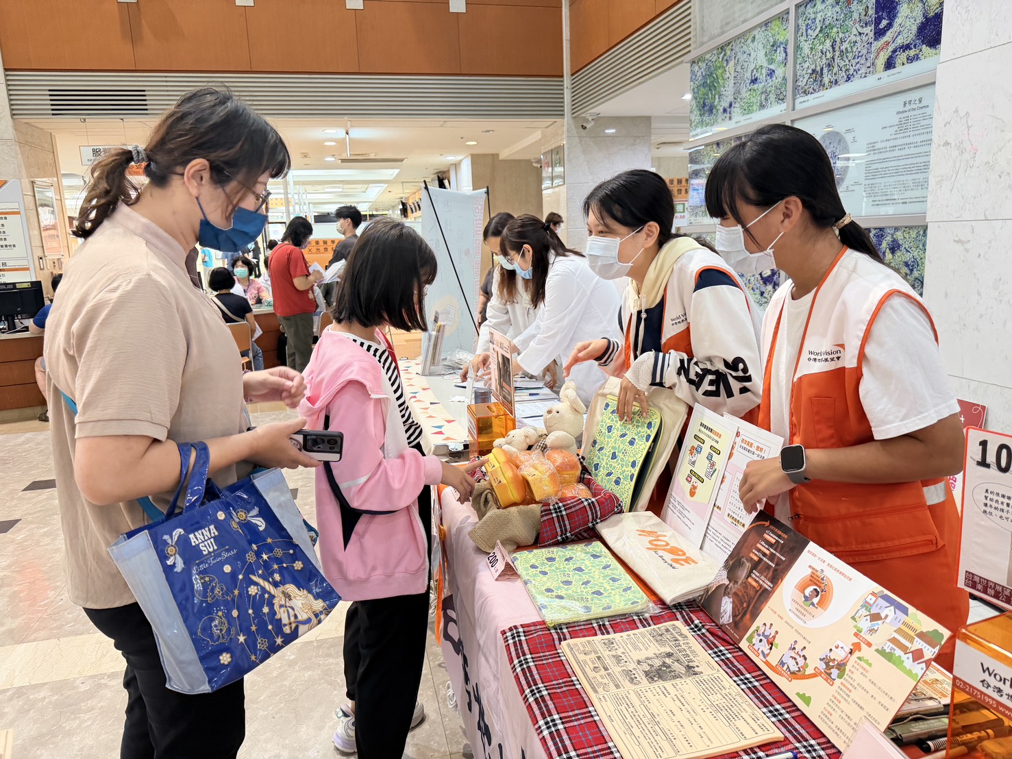 家長帶著孩子參與愛心募款活動，透過實際行動支持委內瑞拉震災救援及國內特況家庭援助，讓愛與關懷從小扎根。