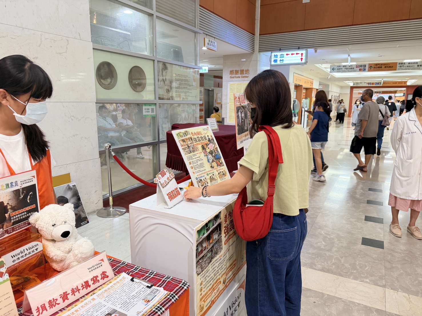 民眾於成大醫院愛心募款攤位響應捐款，支持台灣世界展望會委內瑞拉震災救援及國內特況家庭援助，將愛心化為陪伴兒童與家庭重建生活的力量。