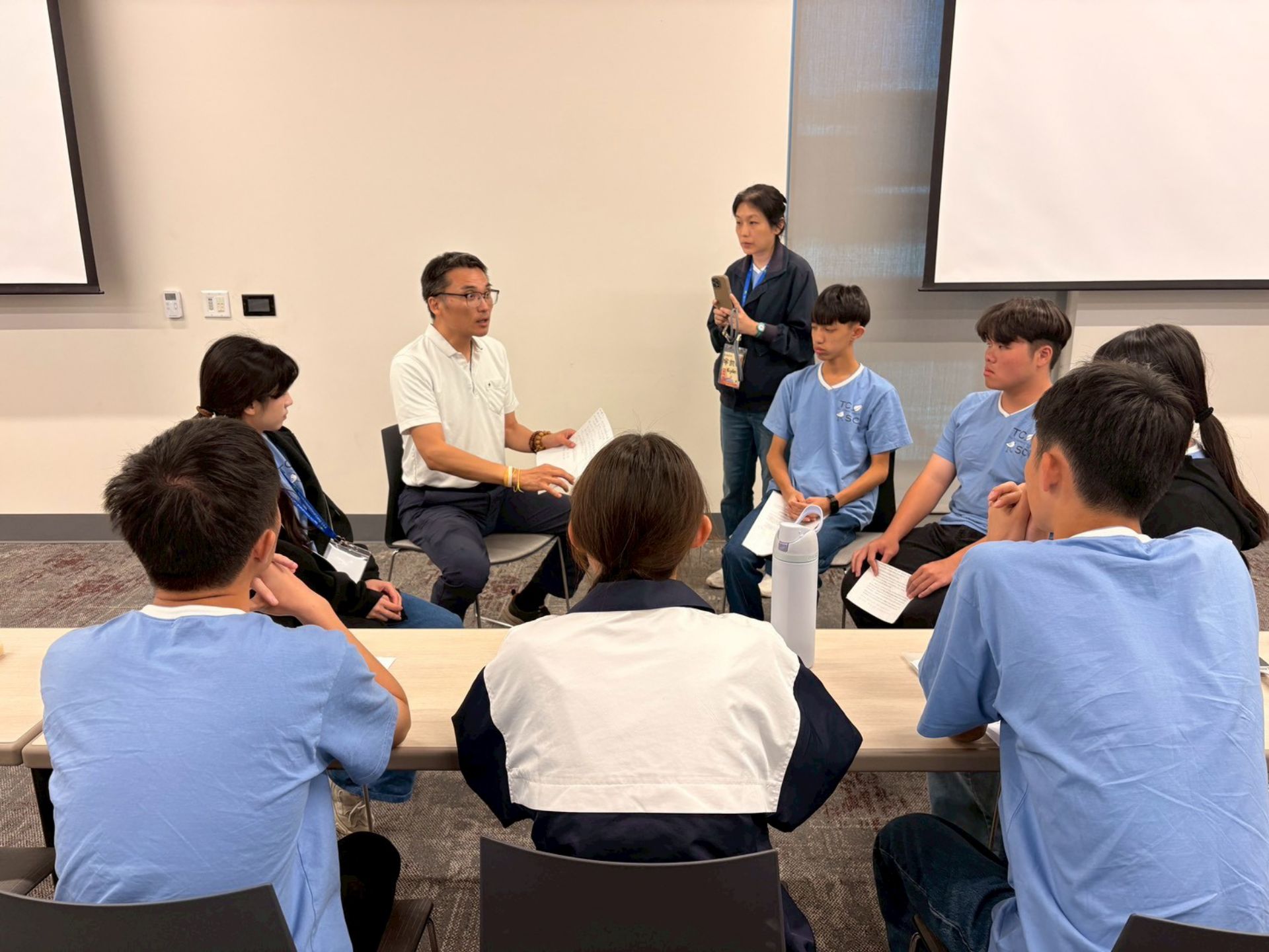 慈中學生們走進美國核桃市(City of Walnut)市議會殿堂。正式倡議前,美國黃旭睦(Phil)師兄帶領所有倡議同學再次演練,並傳授實用的演說技巧。