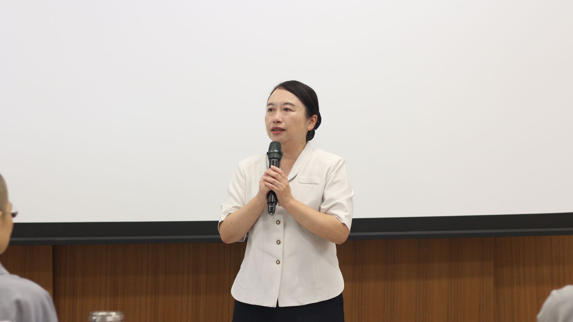 廖逸貞校長勉勵學員「手心向下」歡喜付出