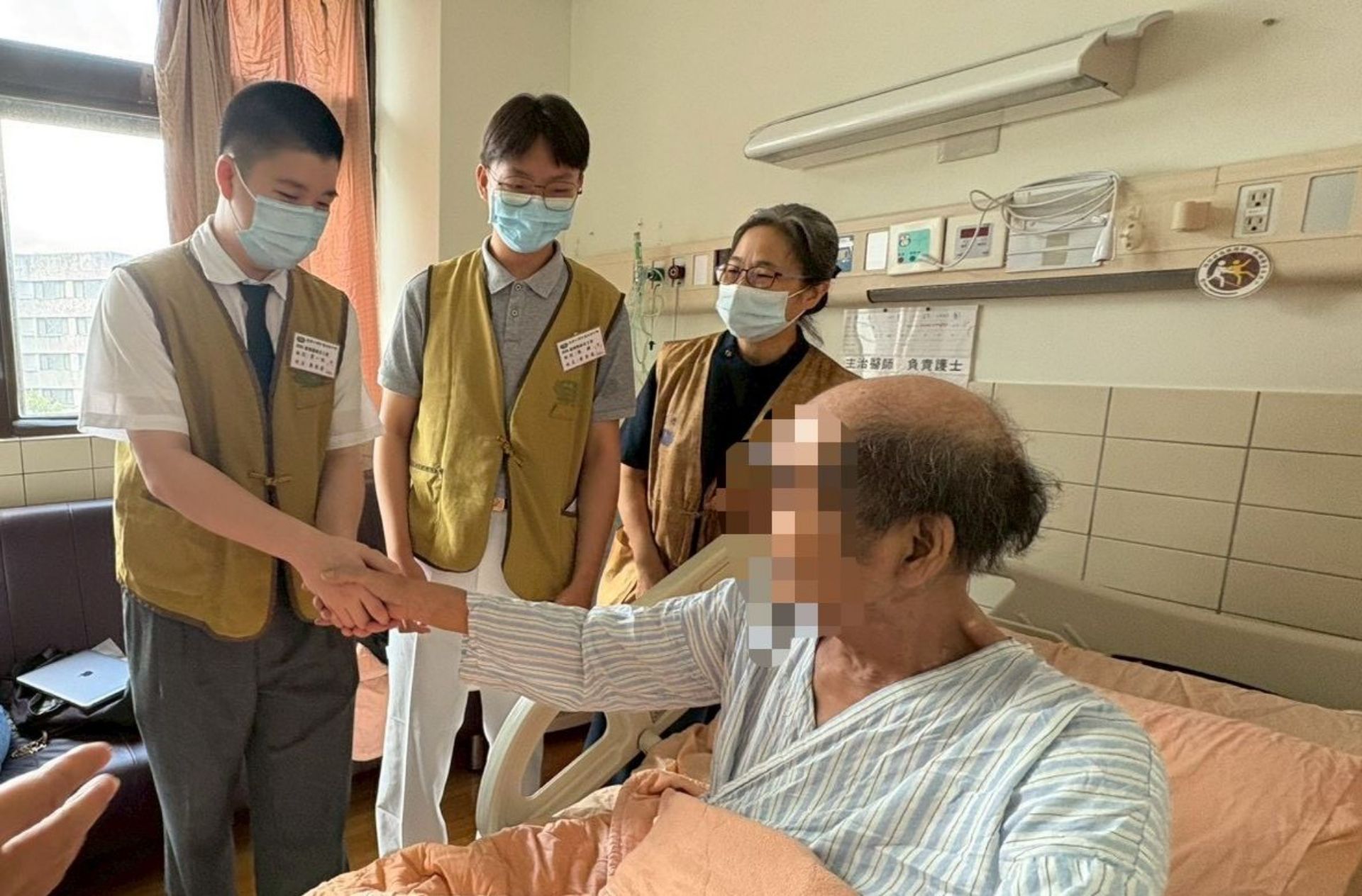 學員在專業醫護與志工陪伴下，關懷病患與家屬