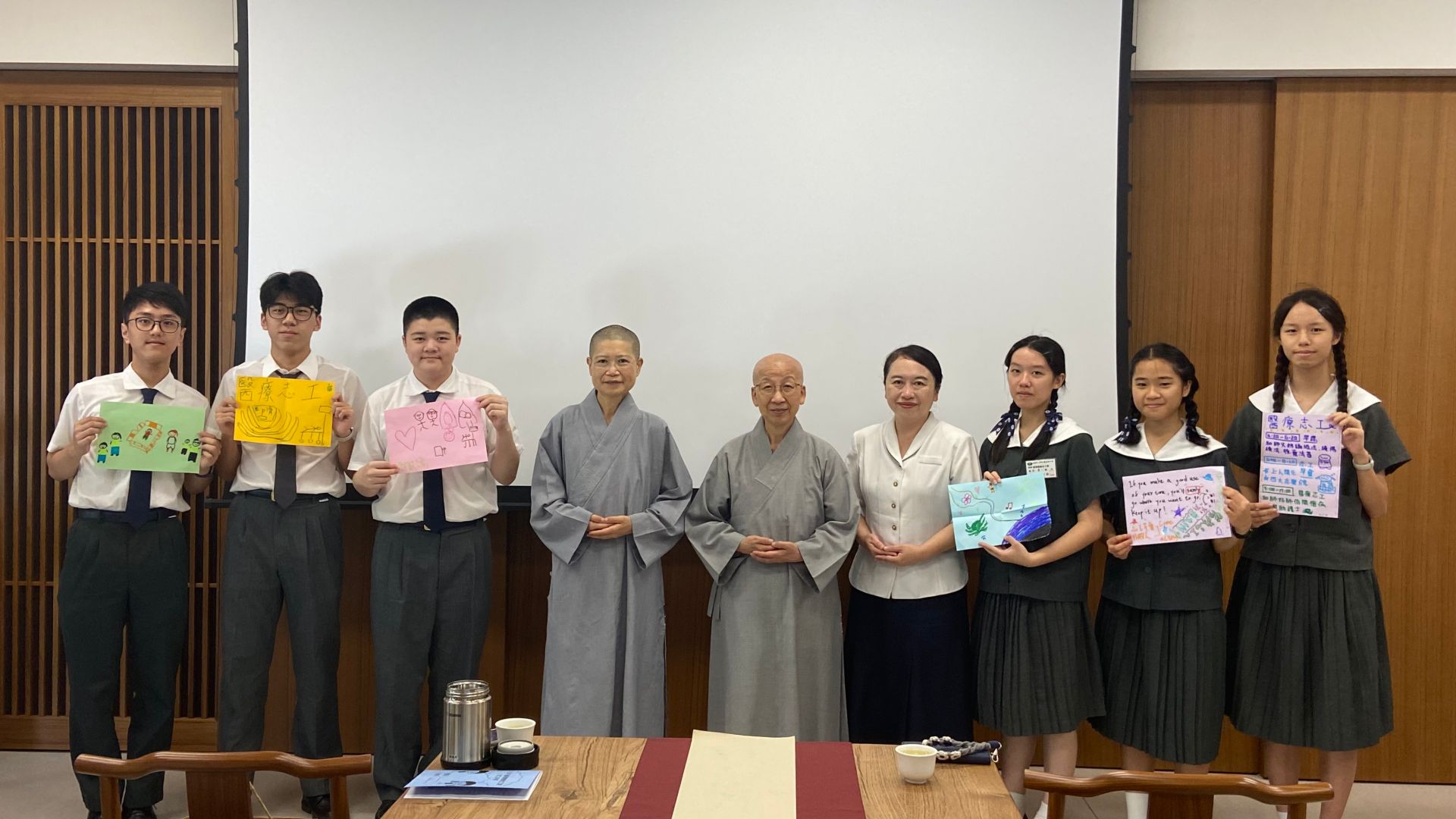 圓緣典禮學員透過手繪海報分享此行的收穫並表達感恩