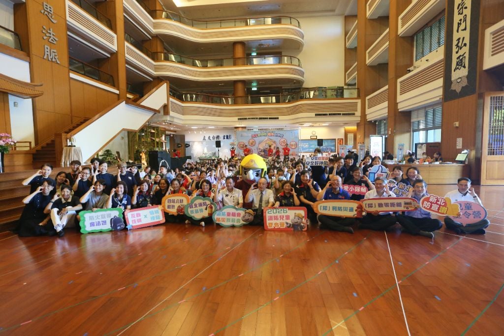 為讓防災教育向下扎根,新北市政府消防局7月20、21日在板橋靜思堂舉辦消防兒童夏令營—「消防童萌會、防災我最會」。