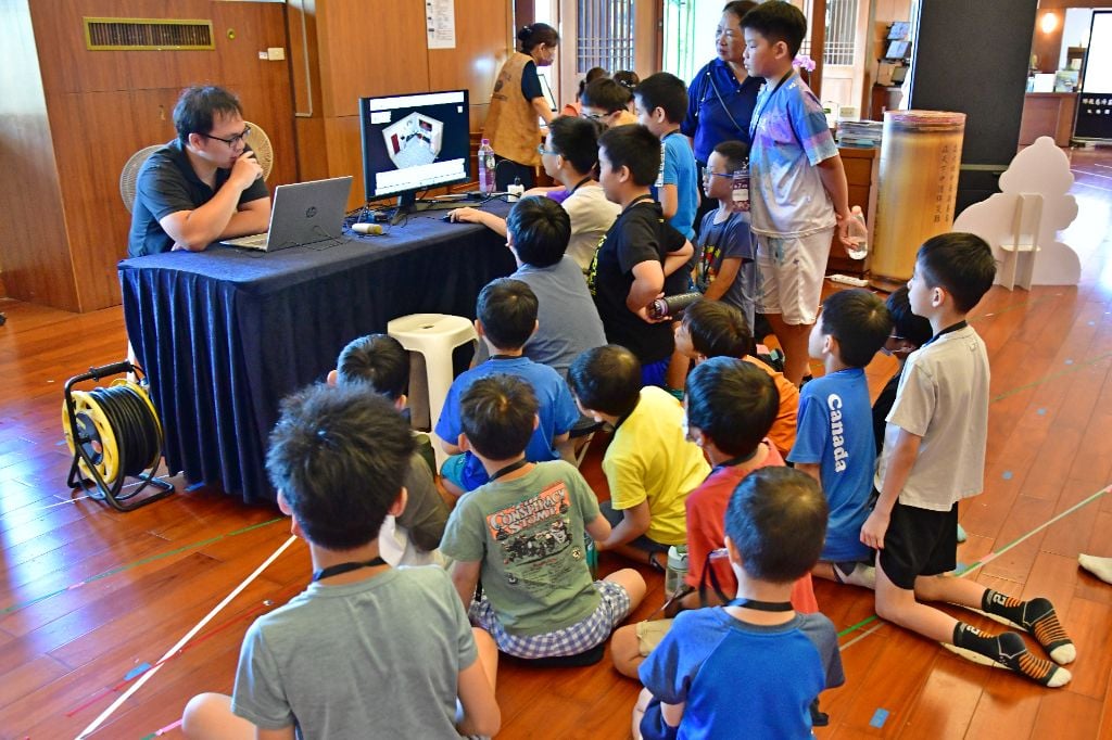 「星火救生記」結合科技與電腦遊戲設計,模擬居家火災情境,讓孩子透過闖關方式學習火災發生時的正確應變措施。