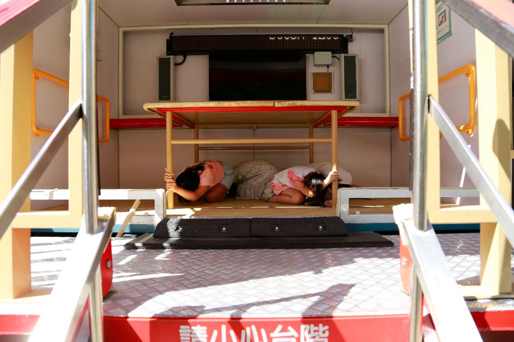 深受歡迎的「地震車」體驗,透過模擬不同震度的搖晃情境,讓孩子親身感受地震來襲時的震撼。