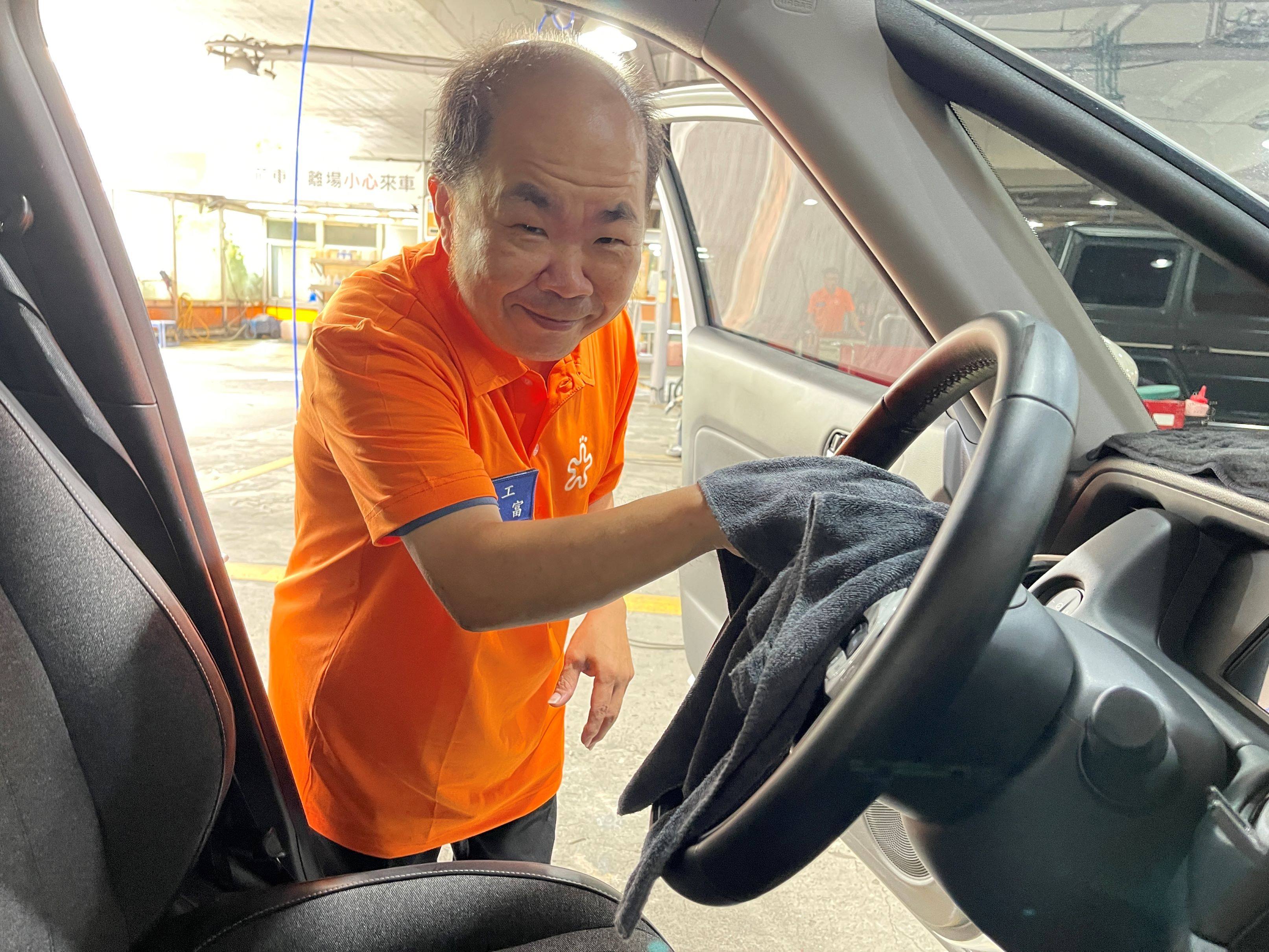 身障者英富在陽光汽車美容中心快樂工作穩定就業