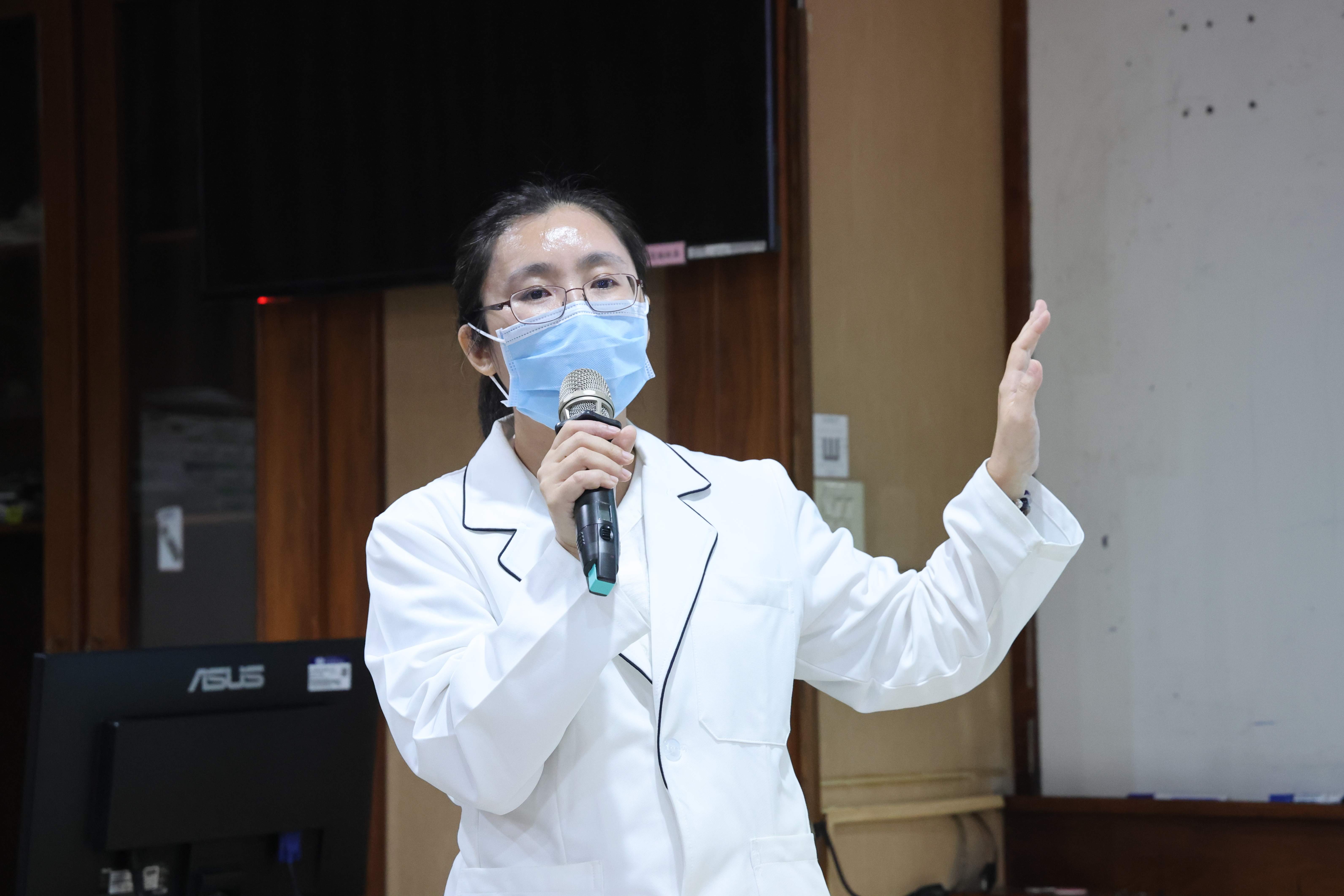 營養師徐彰怡則以「從餐桌開始守護肝」為主題，分享護肝飲食五大原則，並介紹「211健康餐盤」飲食概念。