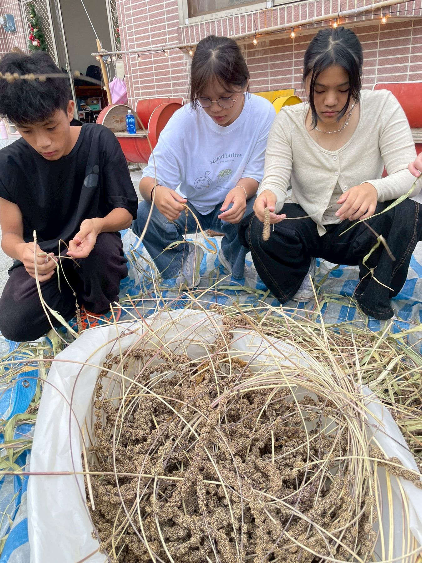 家扶達基力教室的學生運用五感認識不同族群的文化智慧與生活方式。