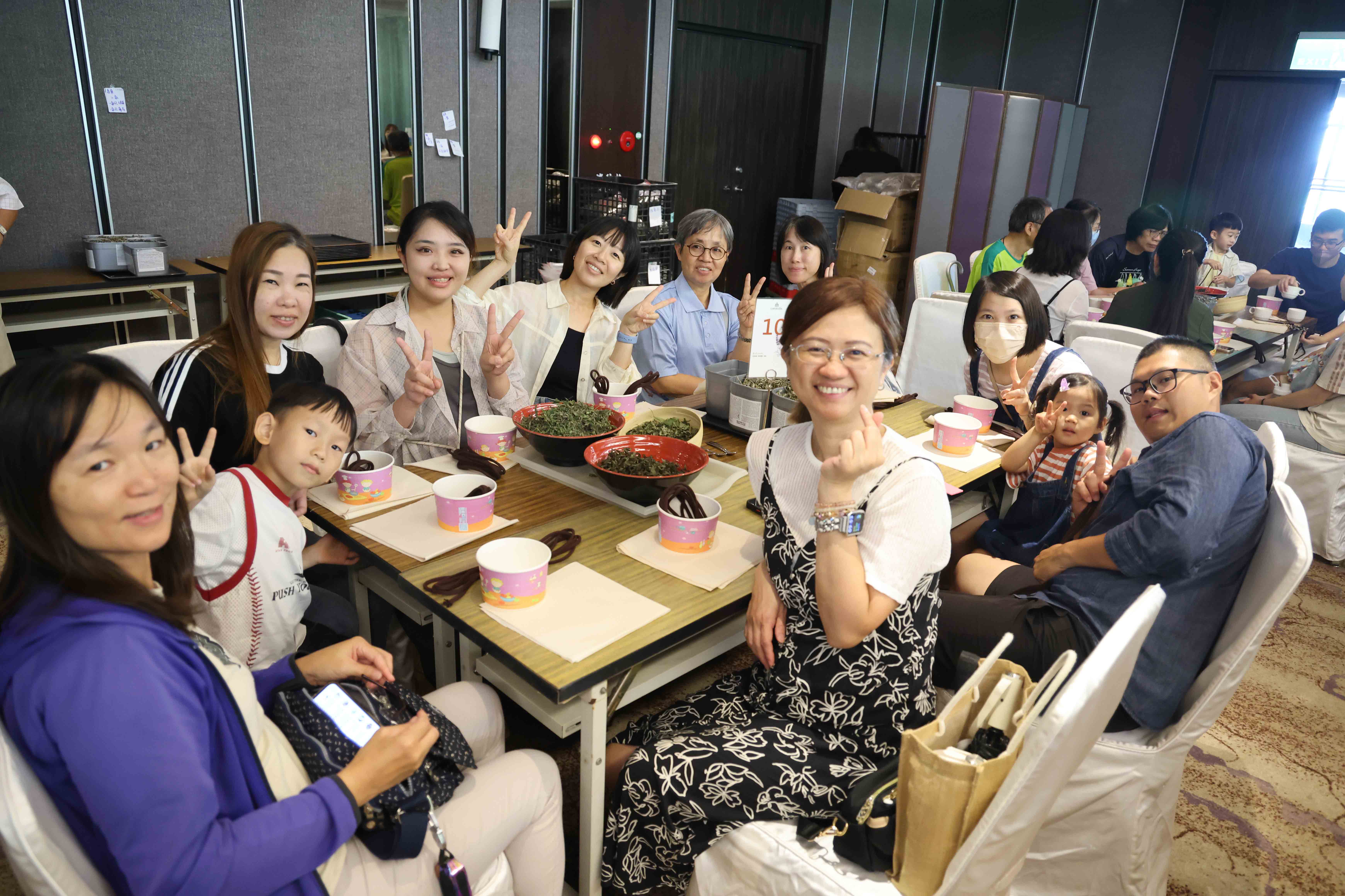 花蓮慈院的家庭日活動，原本工作繁忙的同仁們在香草手作、盆栽體驗中與家人相聚、放鬆身心。
